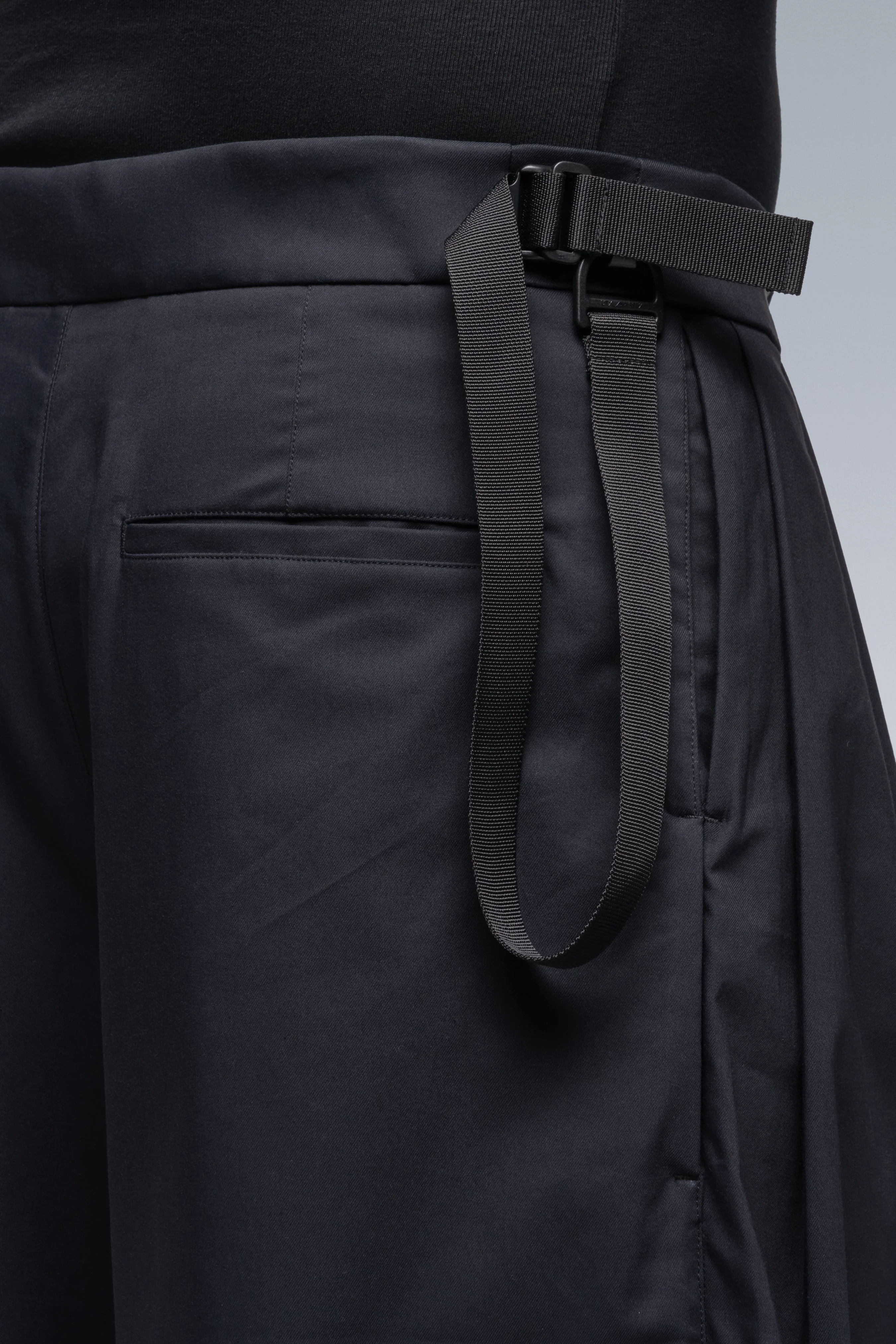 P48-CH Micro Twill Pleated Trouser - Schwarzgrün - Image 11
