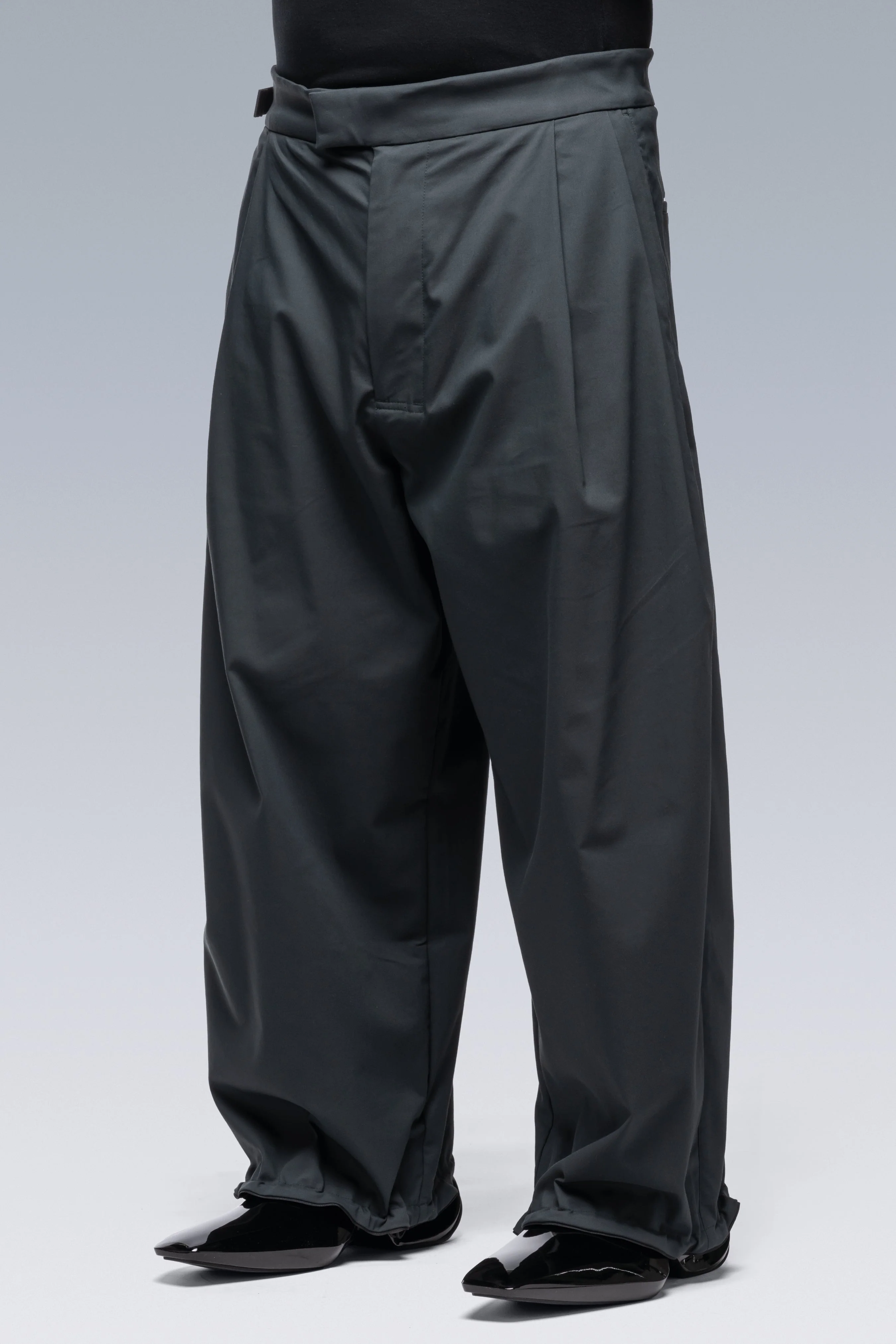P48-CH Micro Twill Pleated Trouser - Schwarzgrün - Image 2