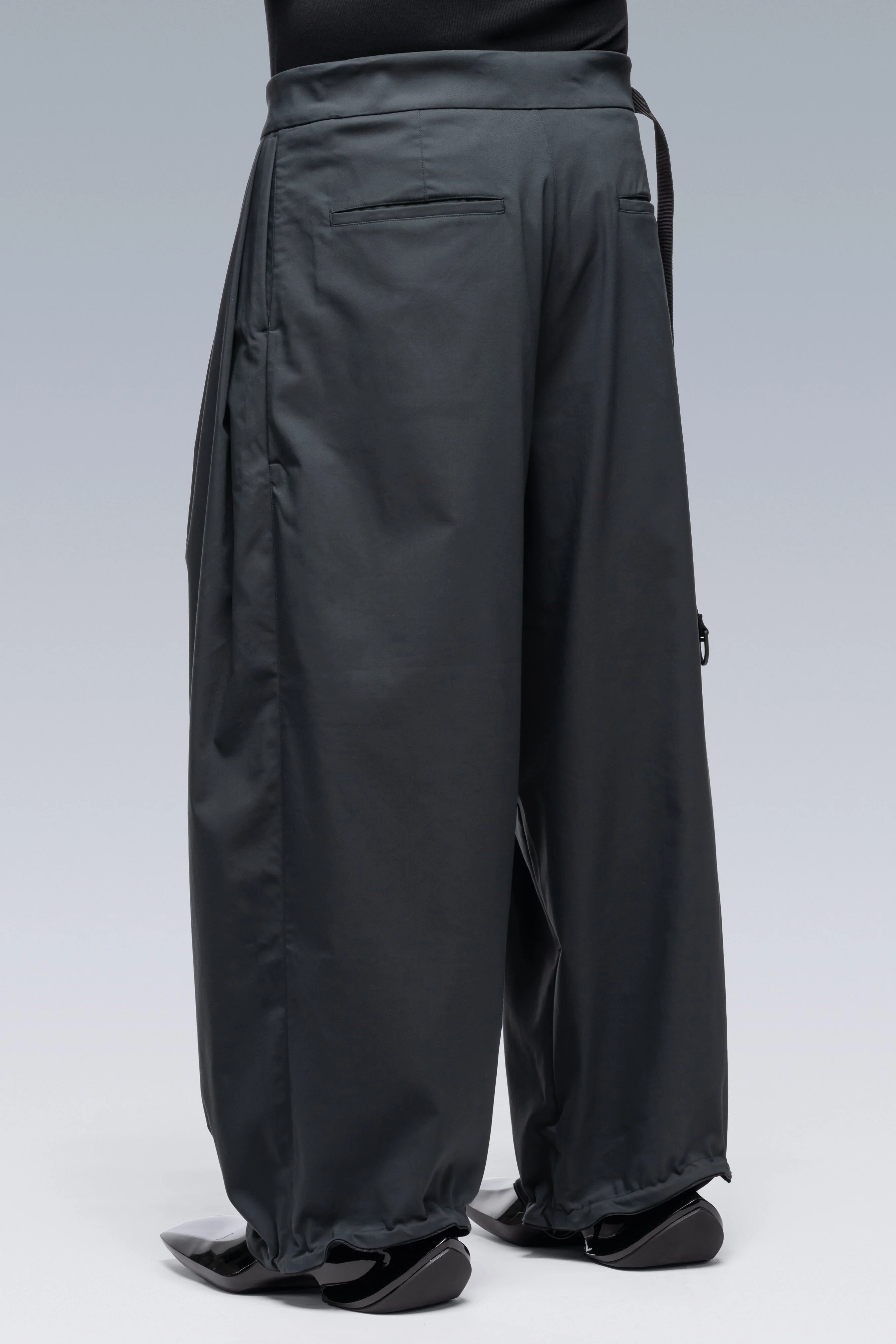 P48-CH Micro Twill Pleated Trouser - Schwarzgrün - Image 3