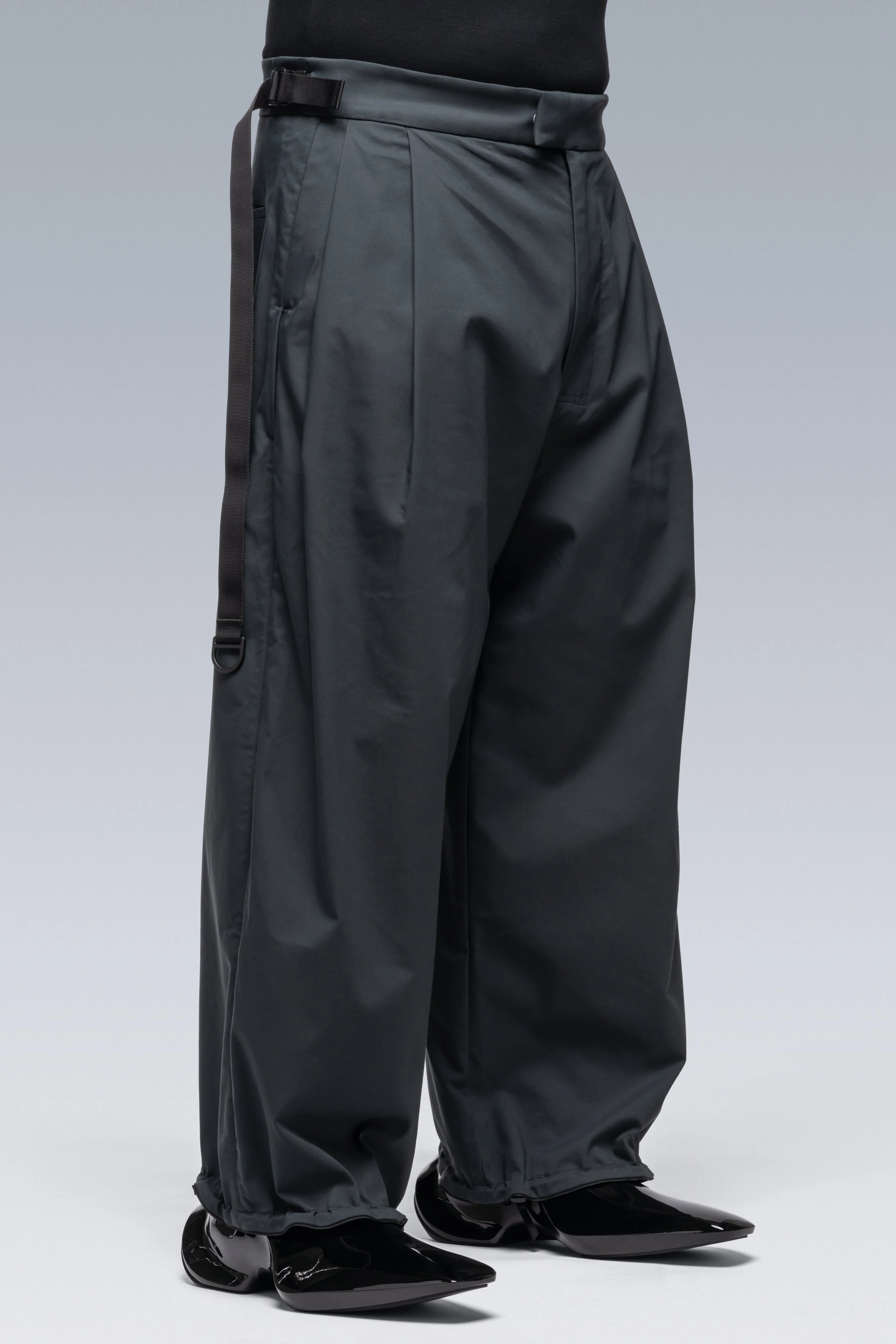 P48-CH Micro Twill Pleated Trouser - Schwarzgrün - Image 4