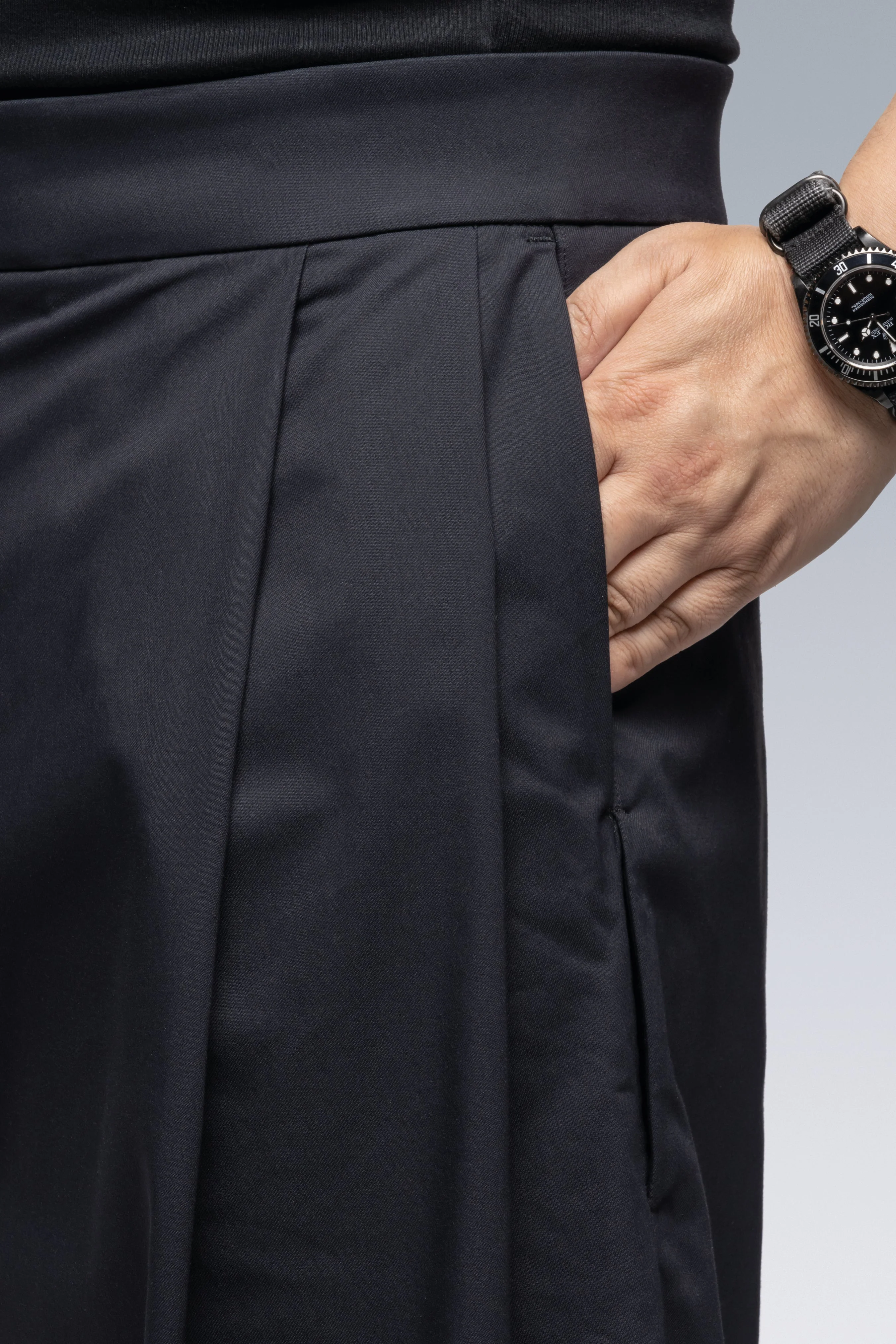 P48-CH Micro Twill Pleated Trouser - Schwarzgrün - Image 7