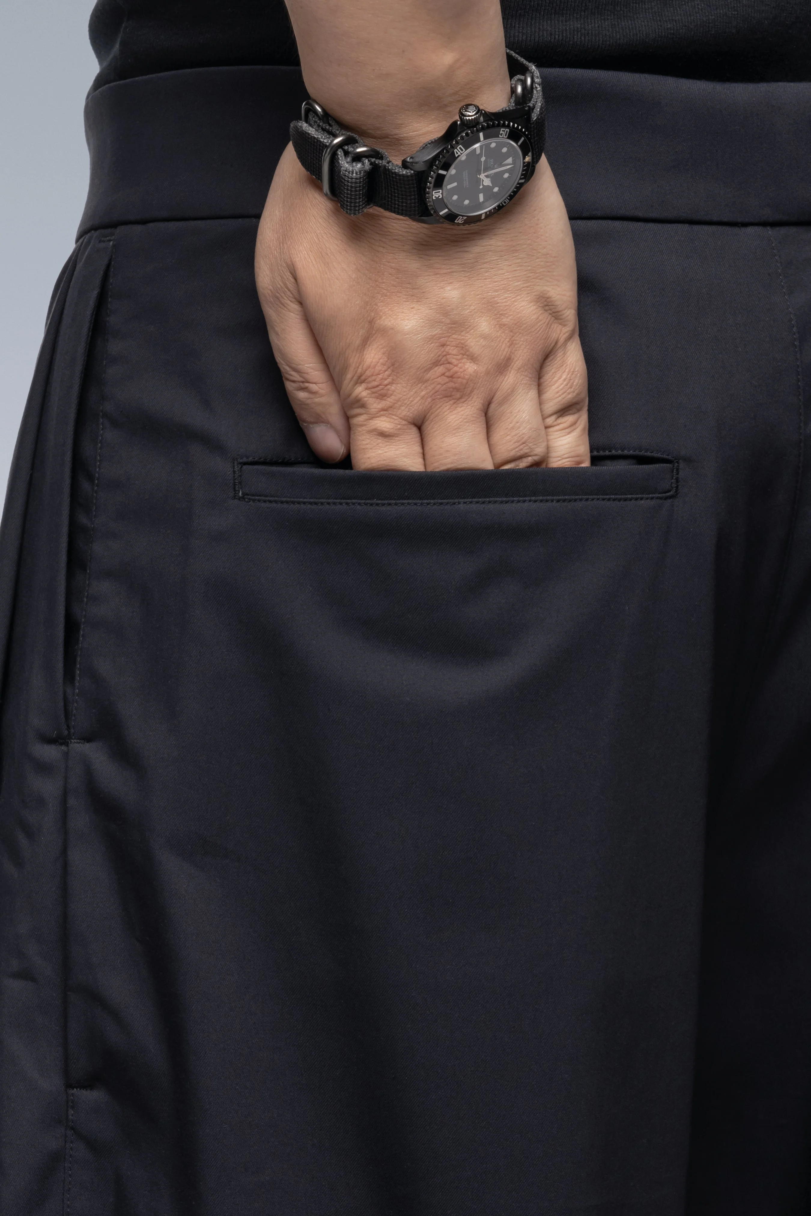 P48-CH Micro Twill Pleated Trouser - Schwarzgrün - Image 9