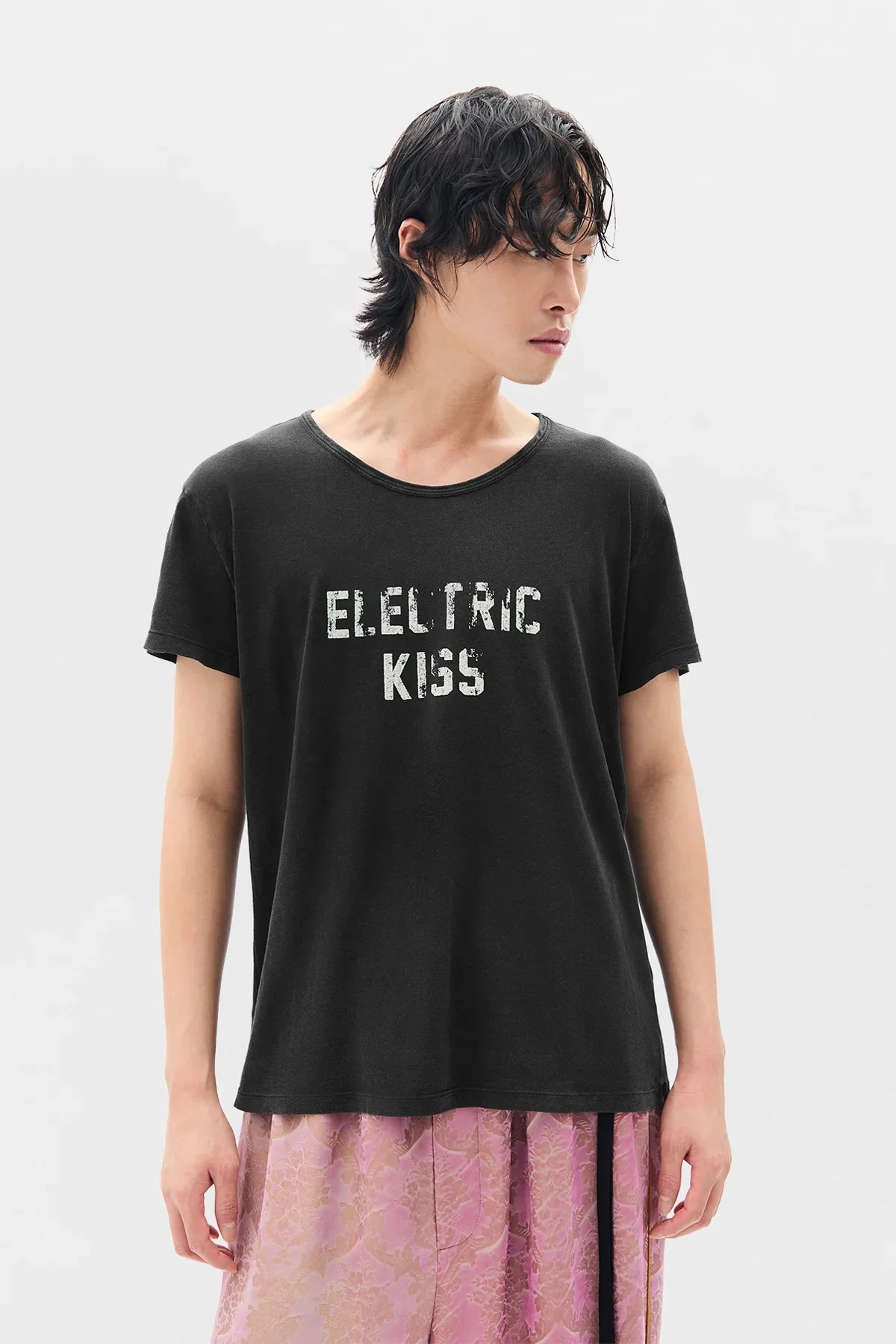 IDAR CROPPED STANDARD FIT T-SHIRT WITH "ELECTRIC KISS" FLOCK PRINT FADED BLACK - Image 2