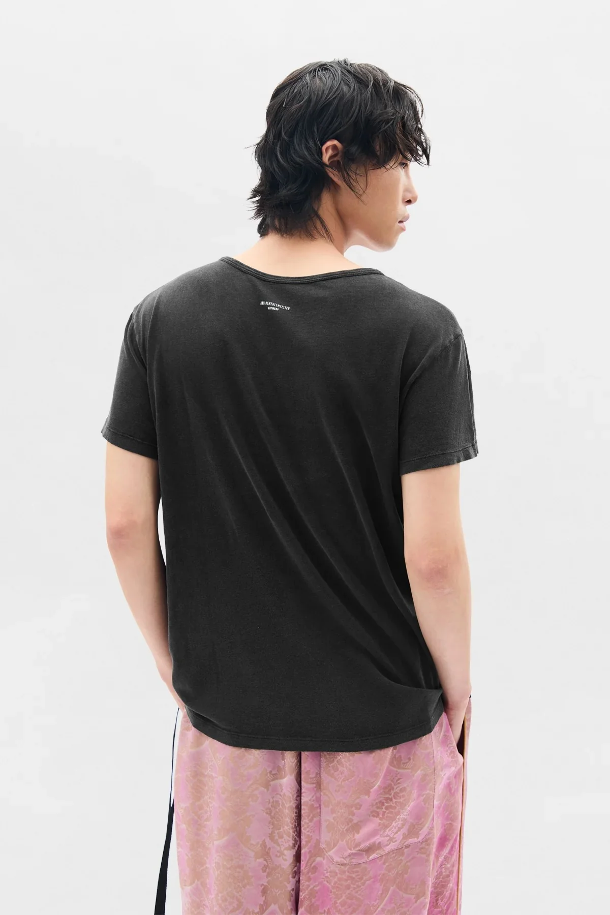 IDAR CROPPED STANDARD FIT T-SHIRT WITH "ELECTRIC KISS" FLOCK PRINT FADED BLACK - Image 4