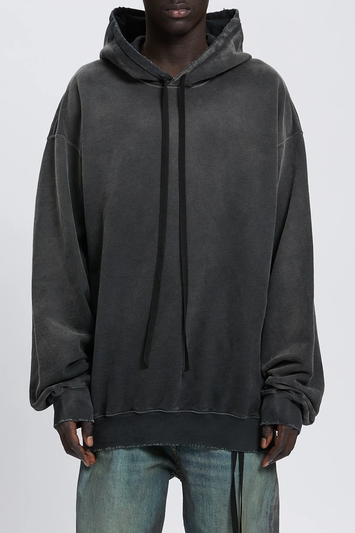 OLLIE HIGH COMFORT HOODY WITH "INFINITE FEATHERS" PRINT FADED BLACK - Image 2