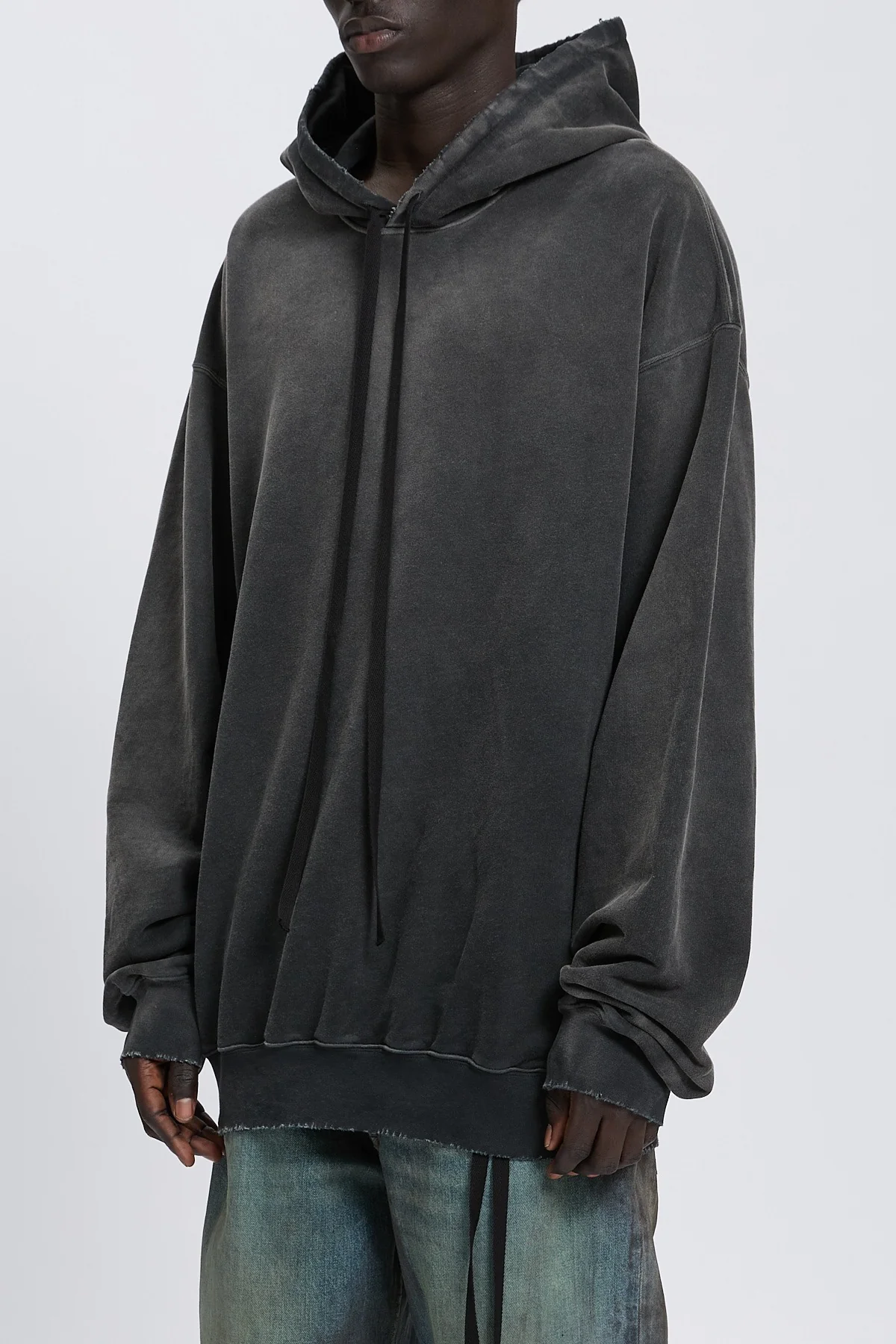 OLLIE HIGH COMFORT HOODY WITH "INFINITE FEATHERS" PRINT FADED BLACK - Image 4