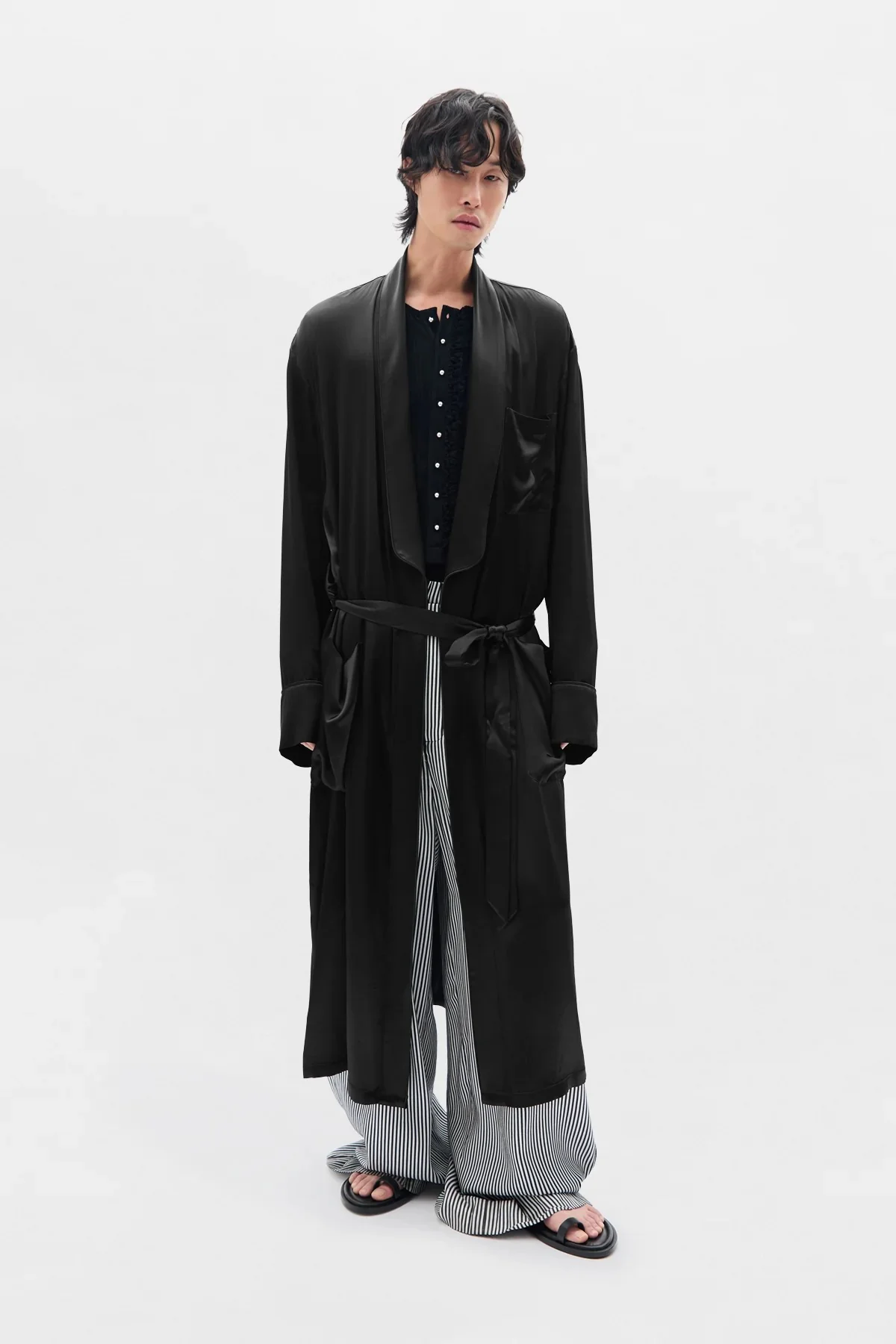 VORM FLUID BELTED LOUNGE COAT WITH "THE SOLITARY ONE" EMBROIDERY ON BACK BLACK - Image 2