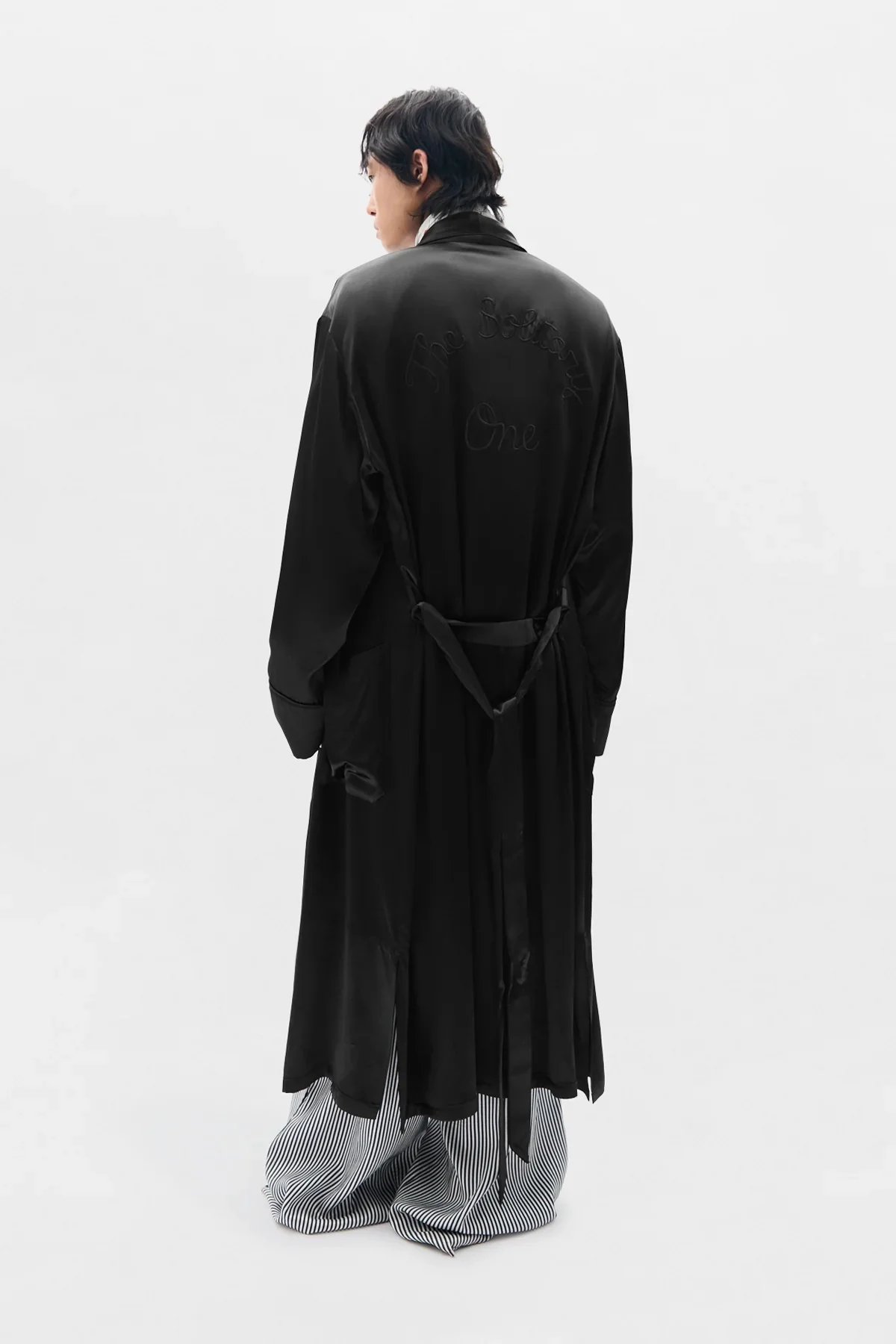 VORM FLUID BELTED LOUNGE COAT WITH "THE SOLITARY ONE" EMBROIDERY ON BACK BLACK - Image 4