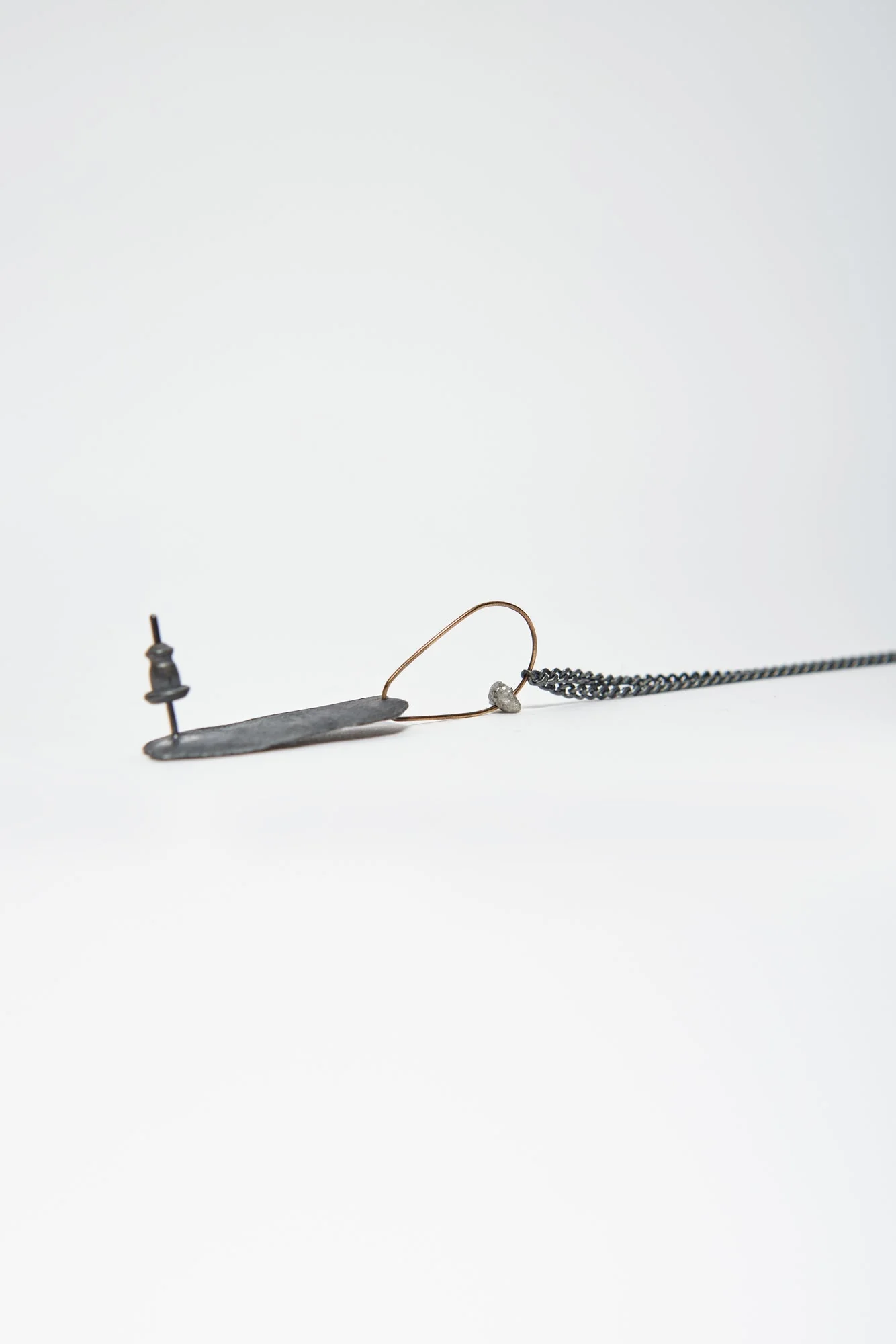 BLACK EAR STUD W/ CHAIN - Image 3