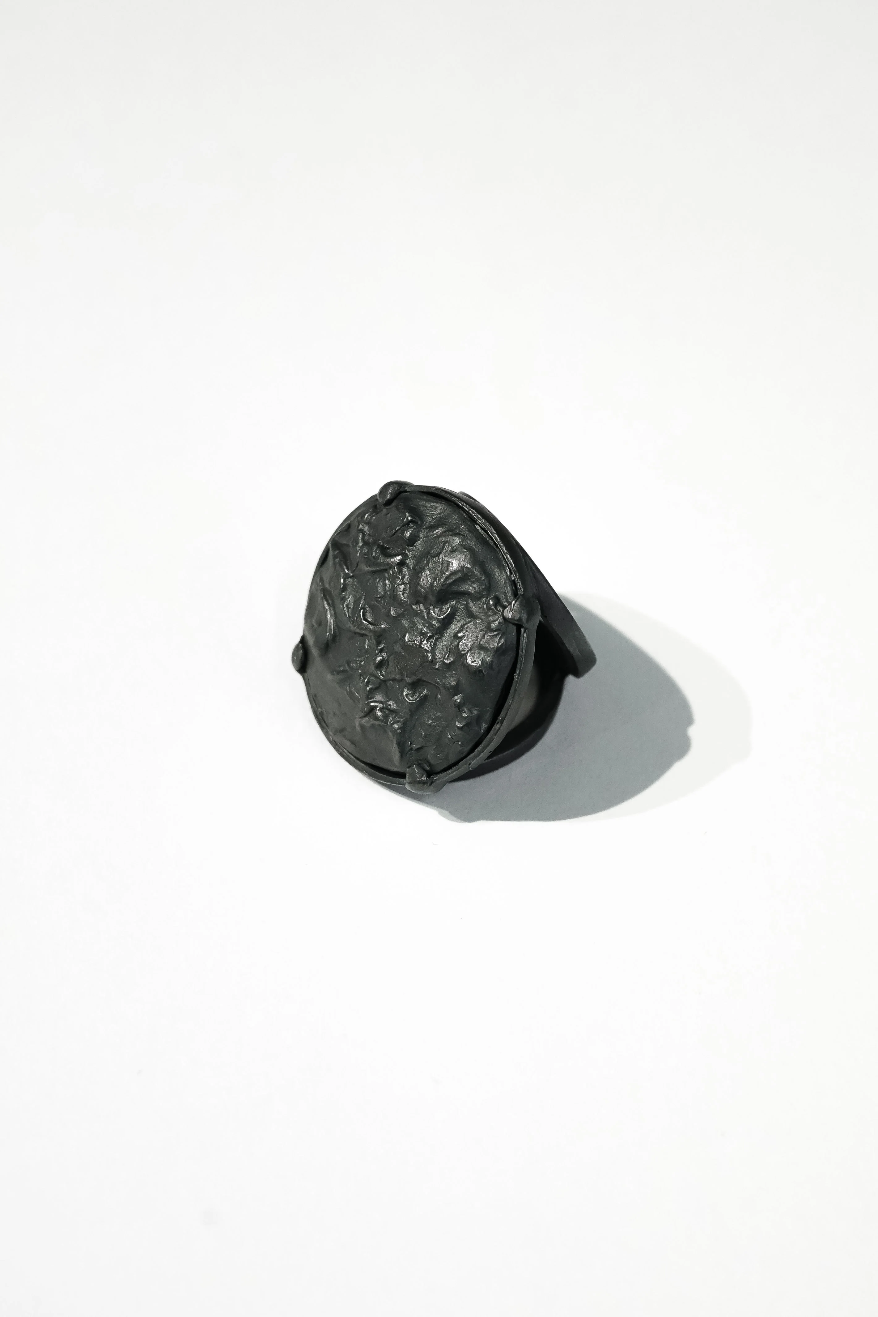 Black Leaf Round Ring - Image 2