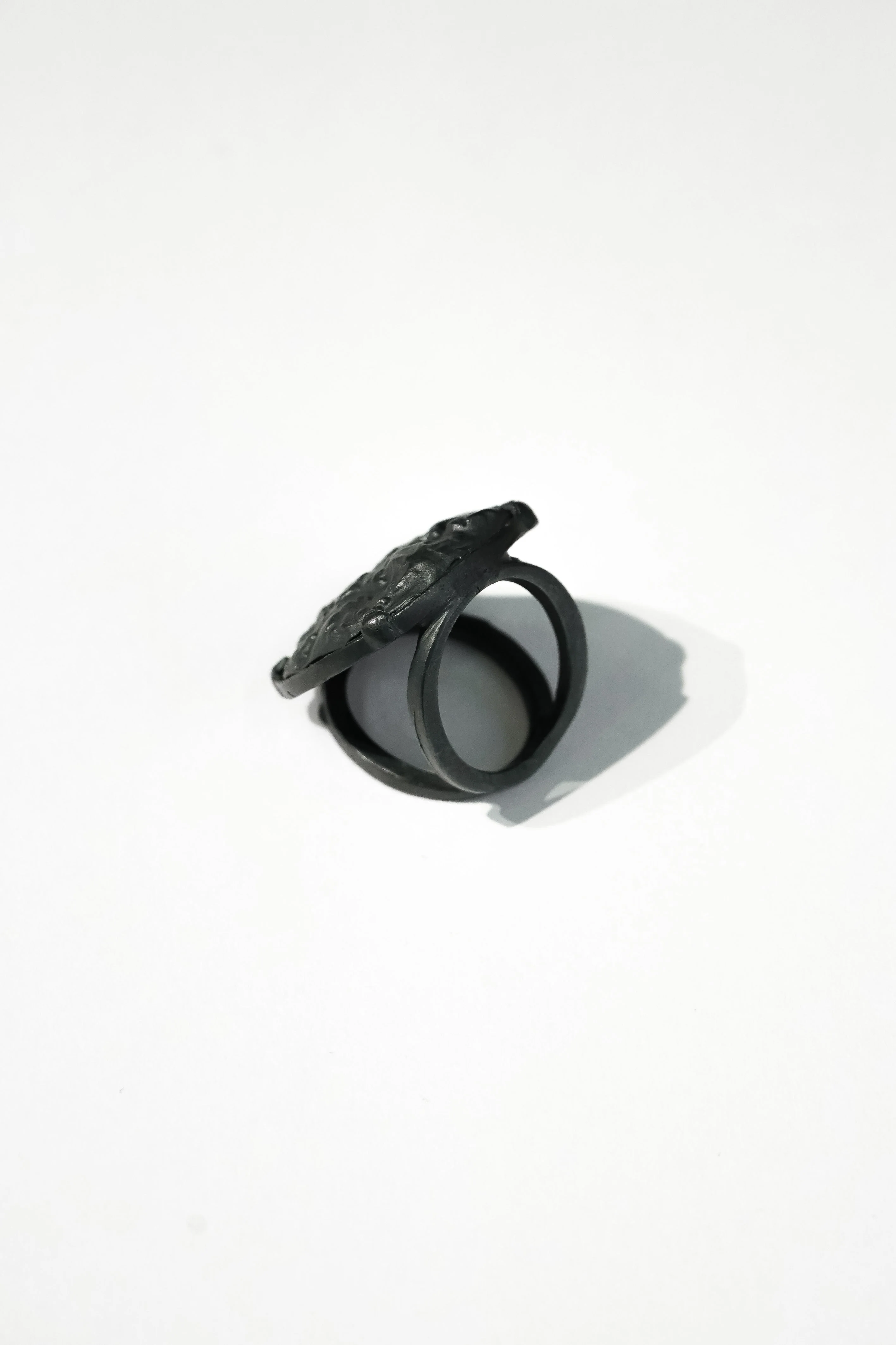 Black Leaf Round Ring - Image 3