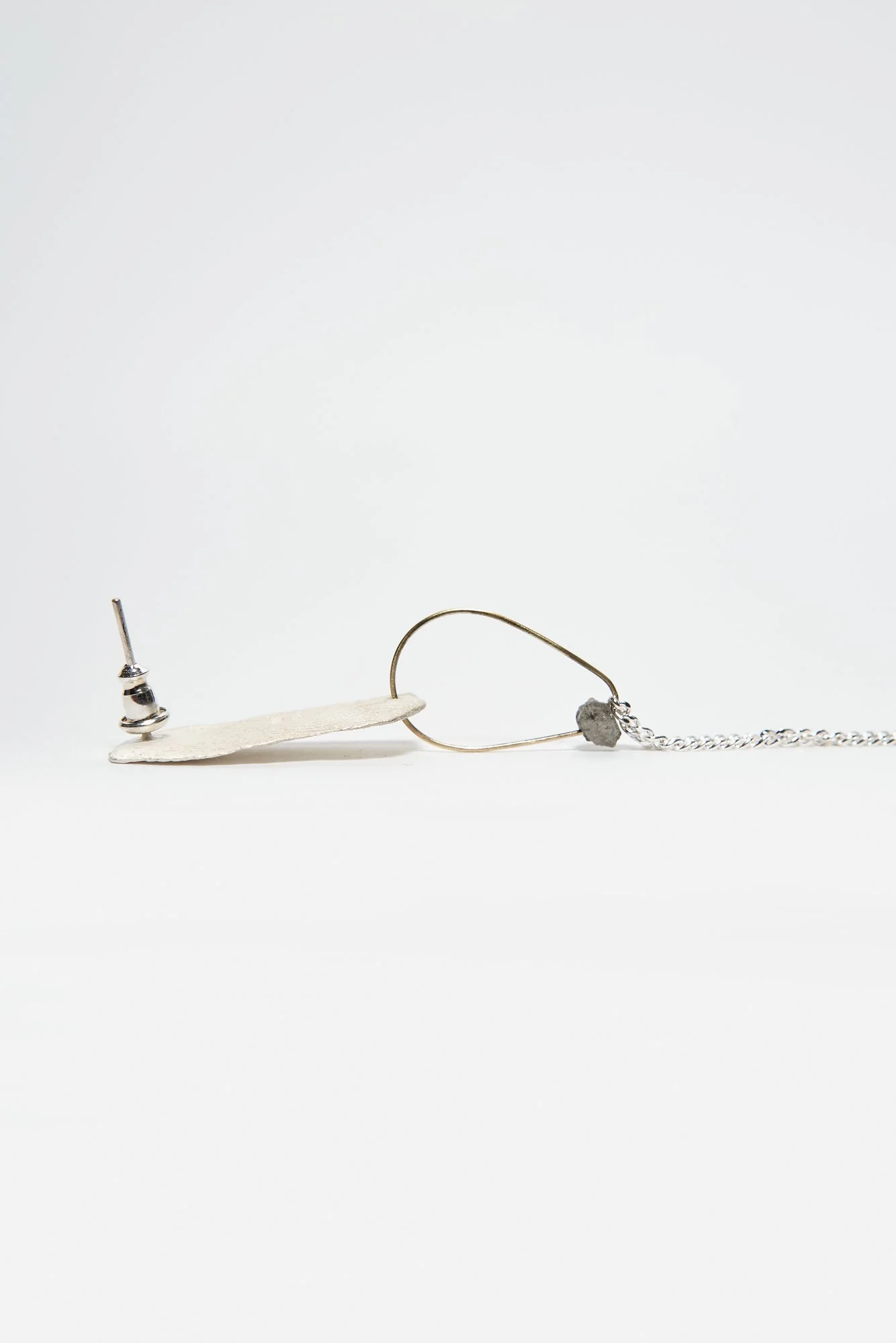 WHITE EAR STUD W/ CHAIN - Image 3