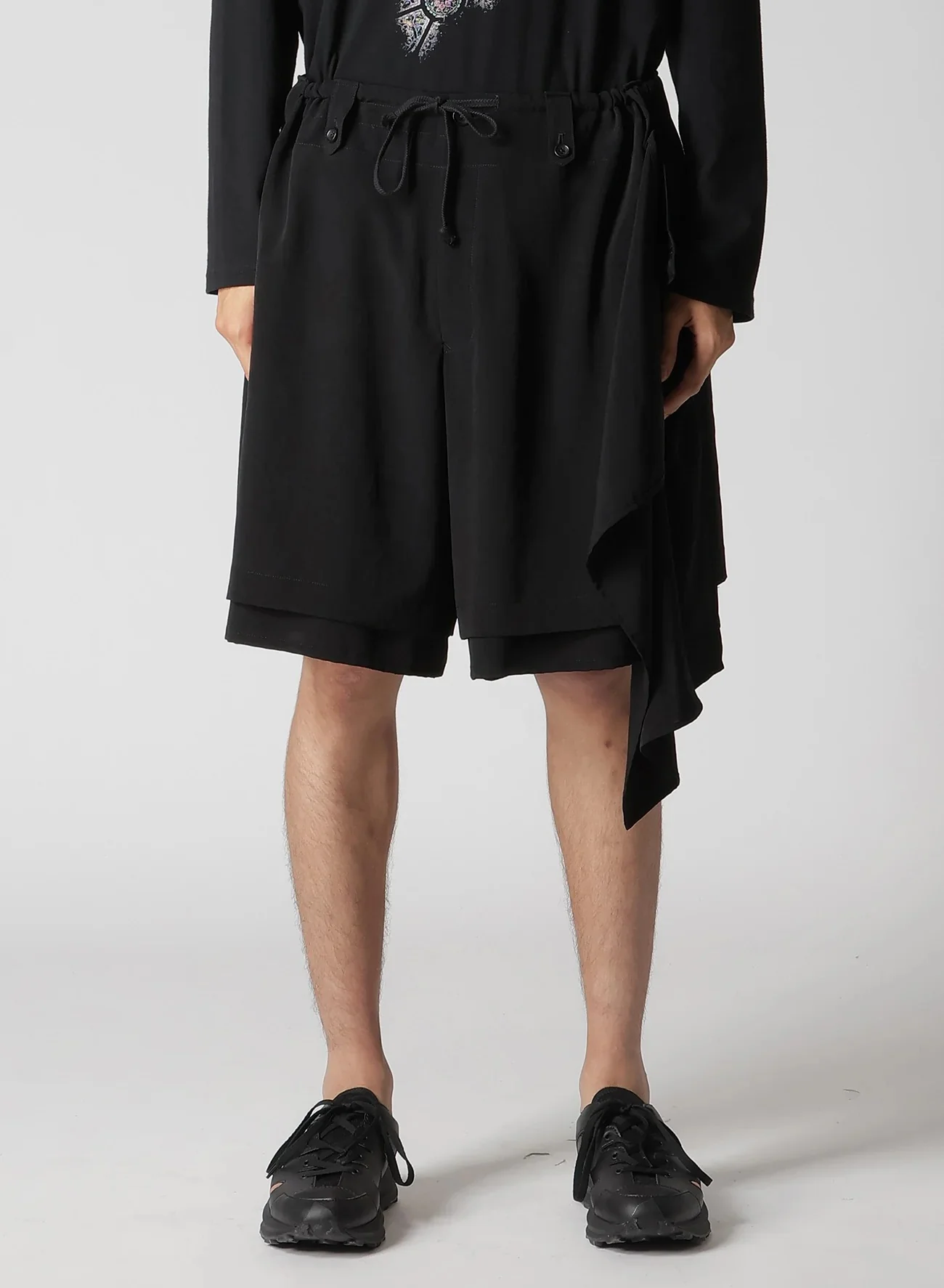 DRAPE PANEL ATTACHED SHORT PANTS - Image 2