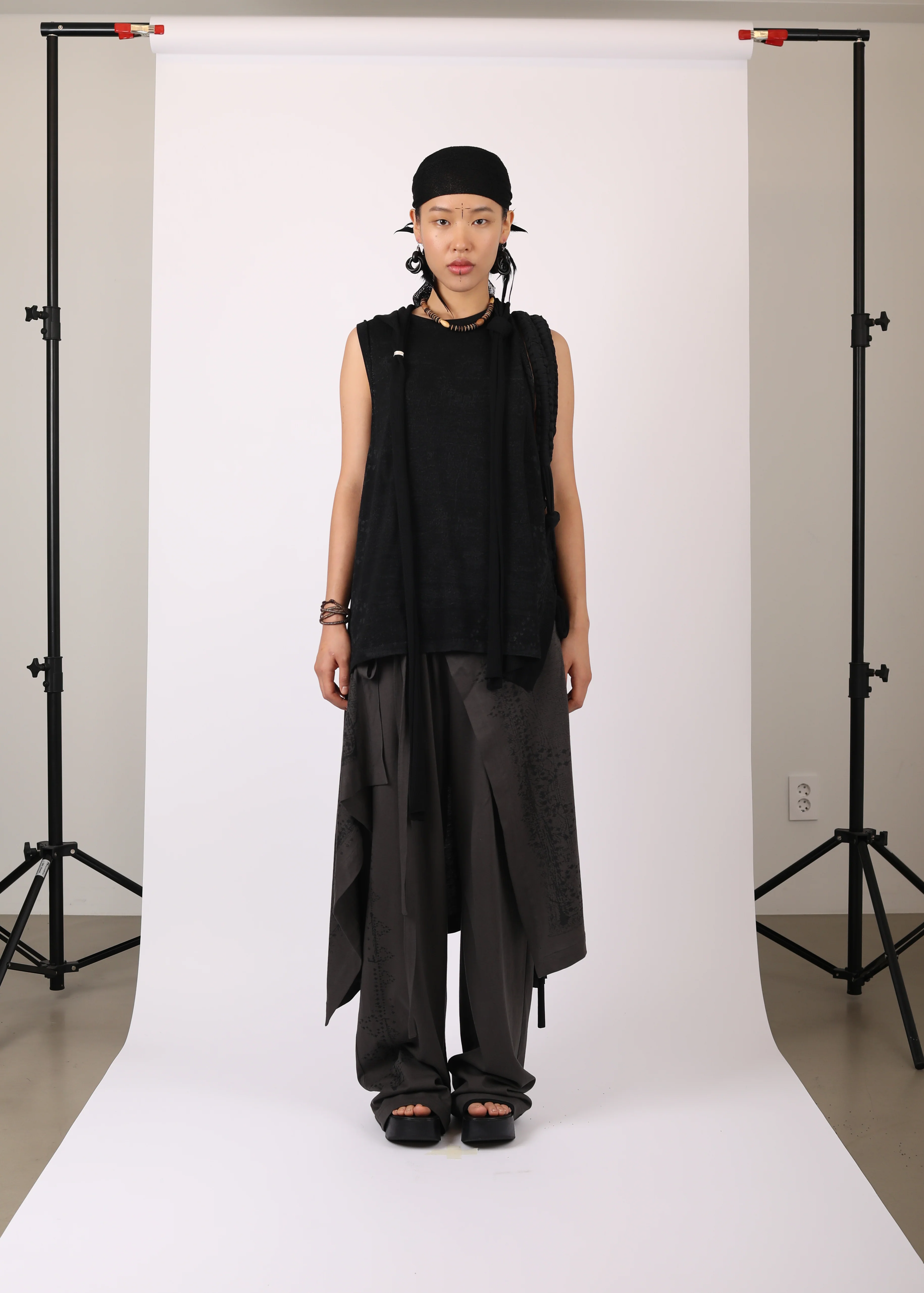 SLEEVELESS KNIT w/ MACRAME HOODIE BLACK - Image 2