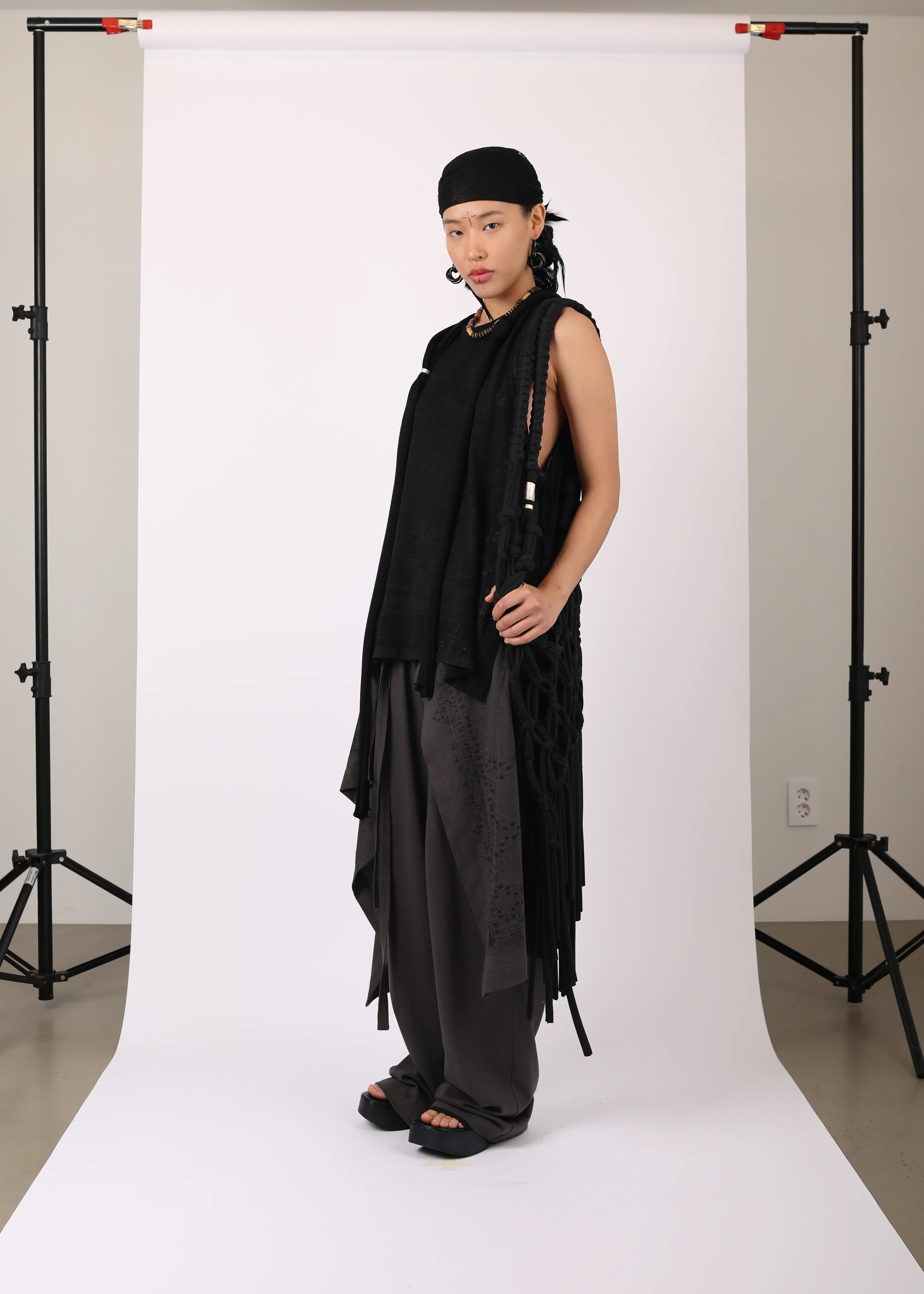SLEEVELESS KNIT w/ MACRAME HOODIE BLACK - Image 4