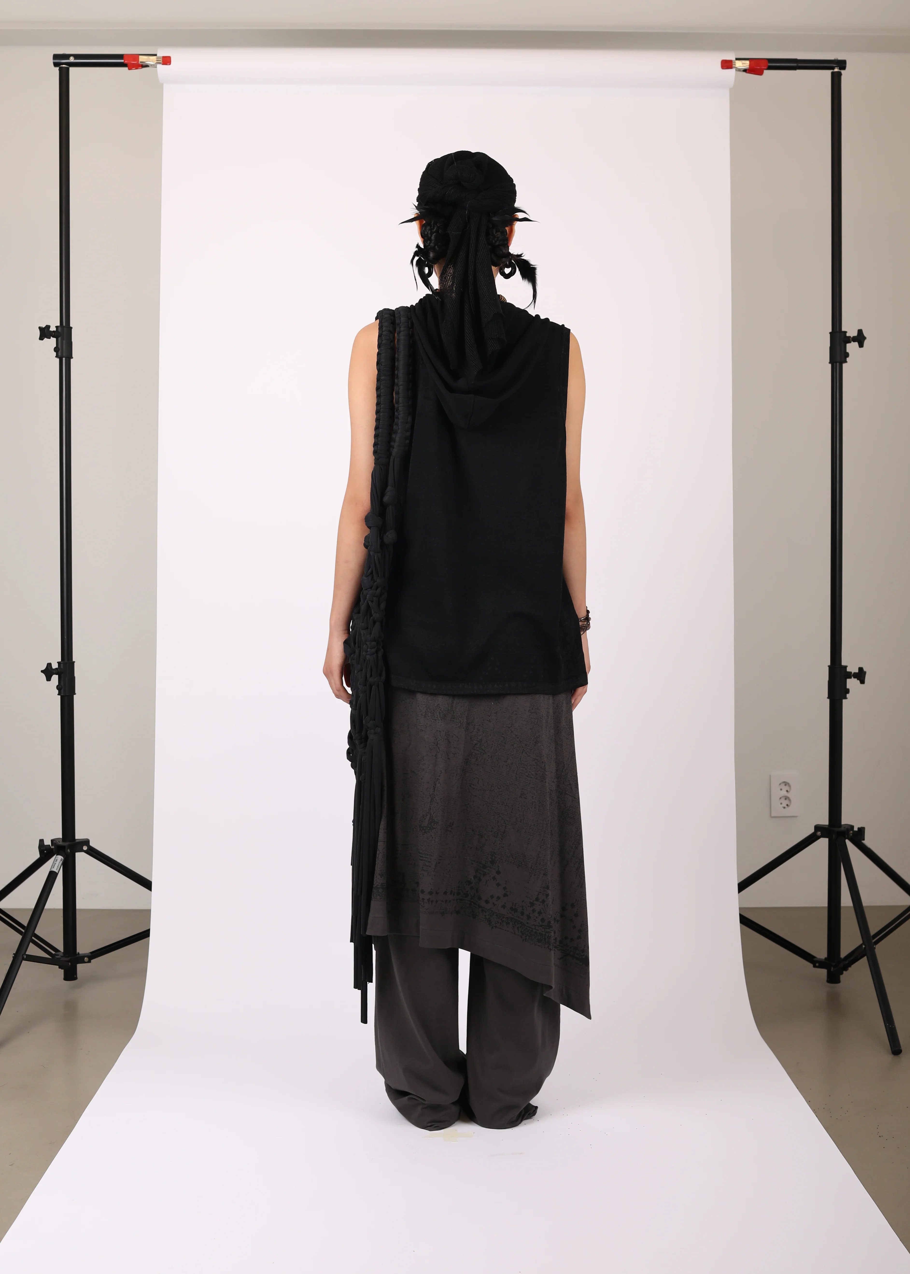 SLEEVELESS KNIT w/ MACRAME HOODIE BLACK - Image 5