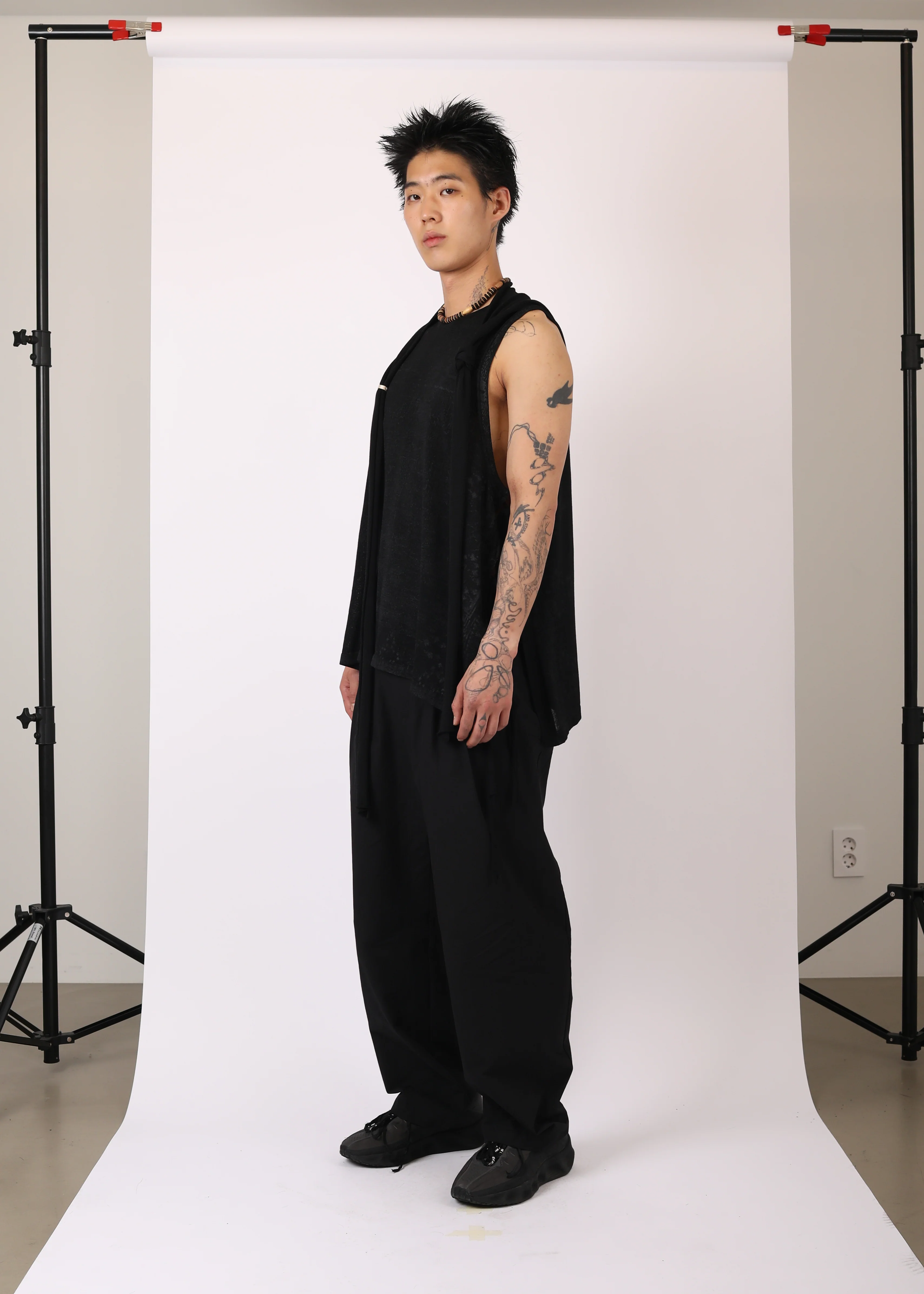 SLEEVELESS KNIT w/ MACRAME HOODIE BLACK - Image 7
