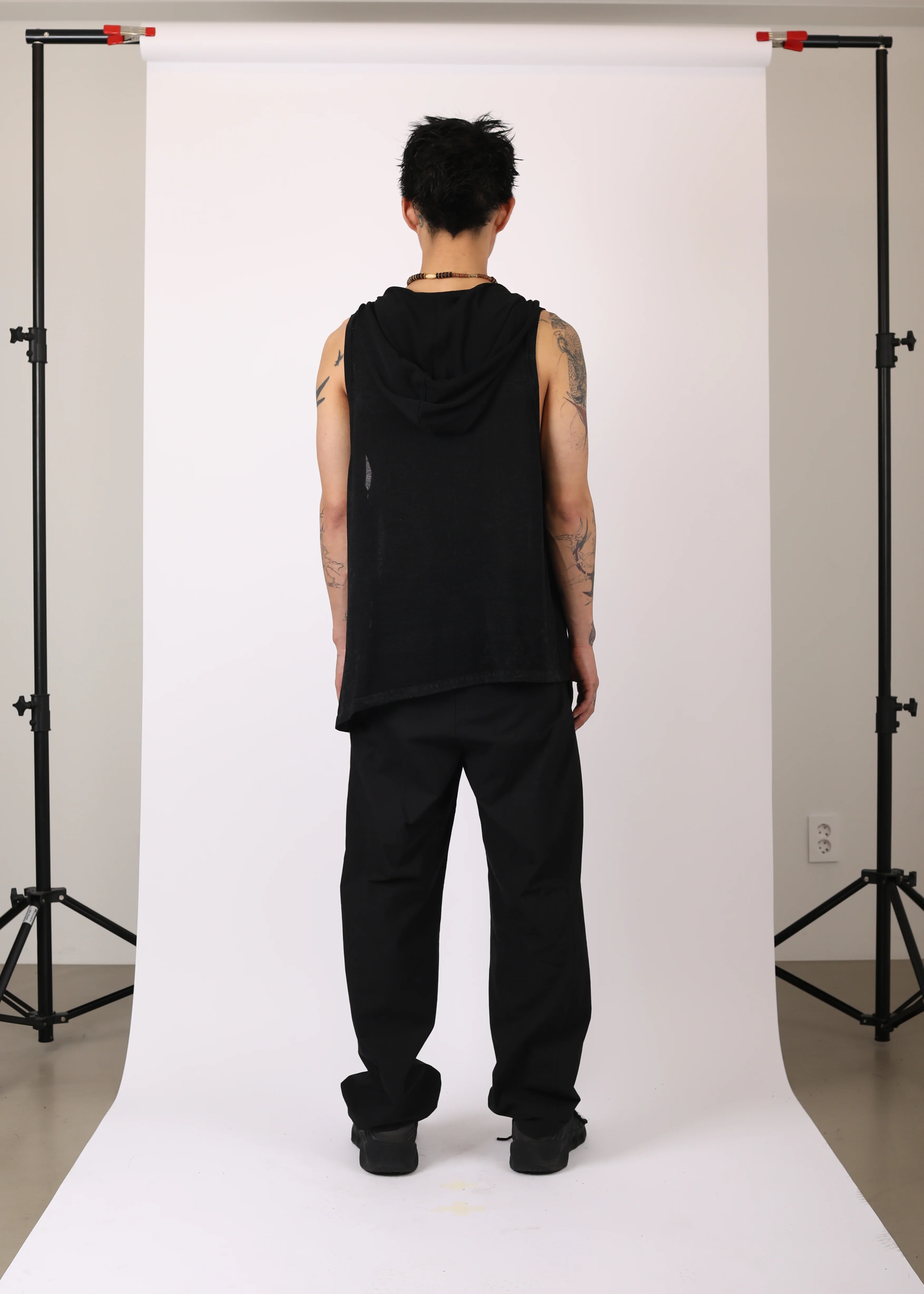 SLEEVELESS KNIT w/ MACRAME HOODIE BLACK - Image 8