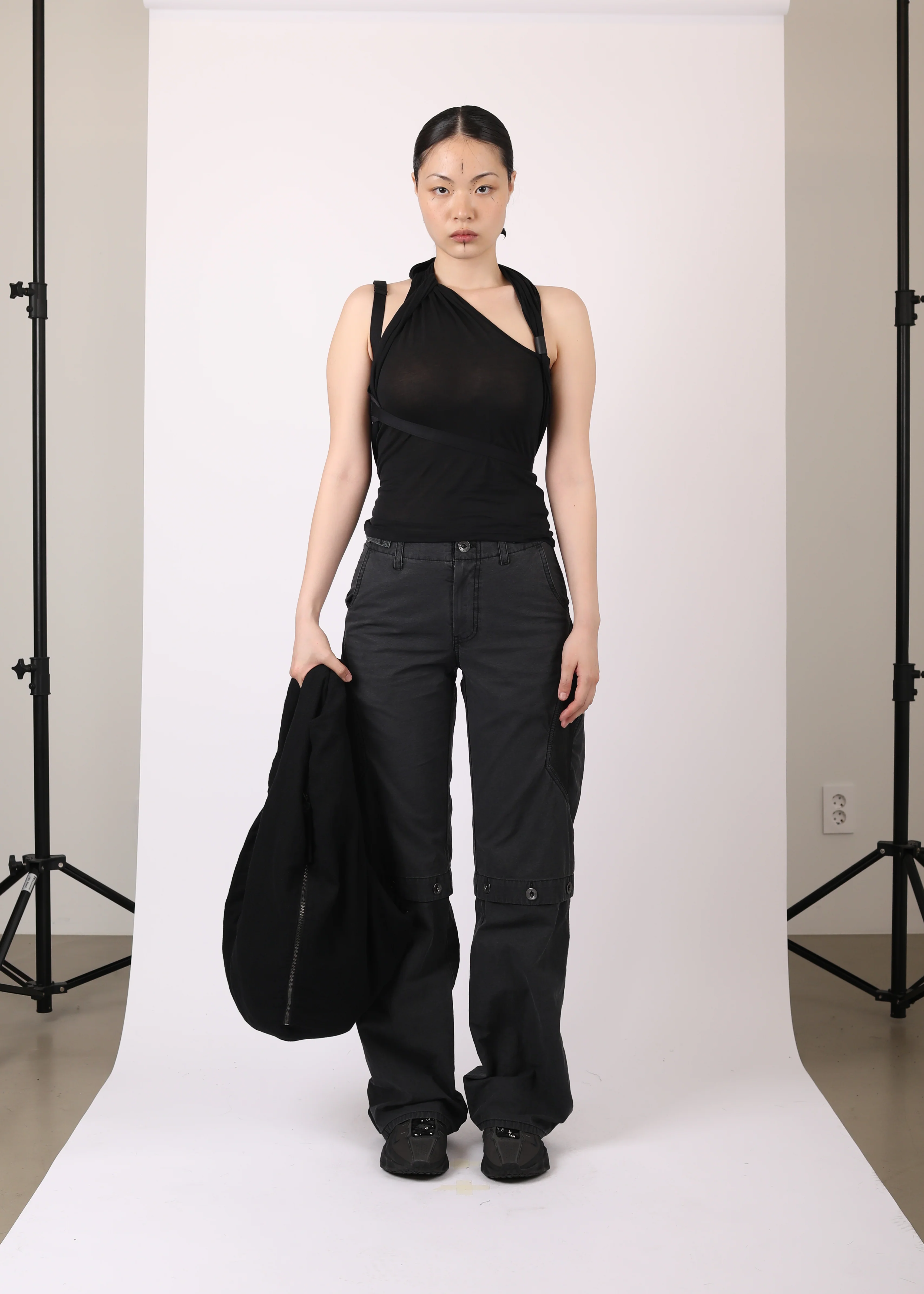 SLEEVELESS KNOT TOP w/ BACK STRAP BLACK - Image 2