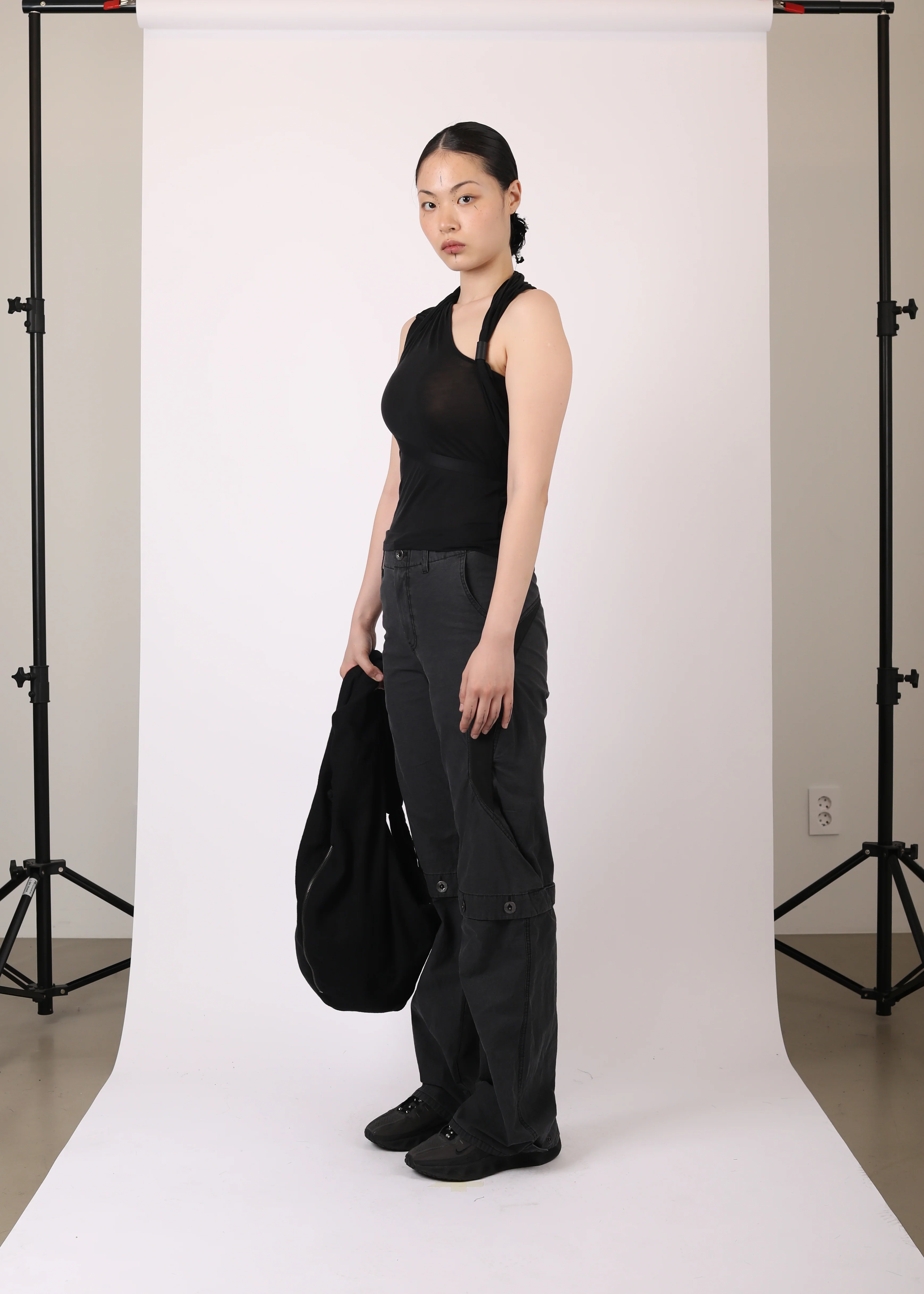 SLEEVELESS KNOT TOP w/ BACK STRAP BLACK - Image 4