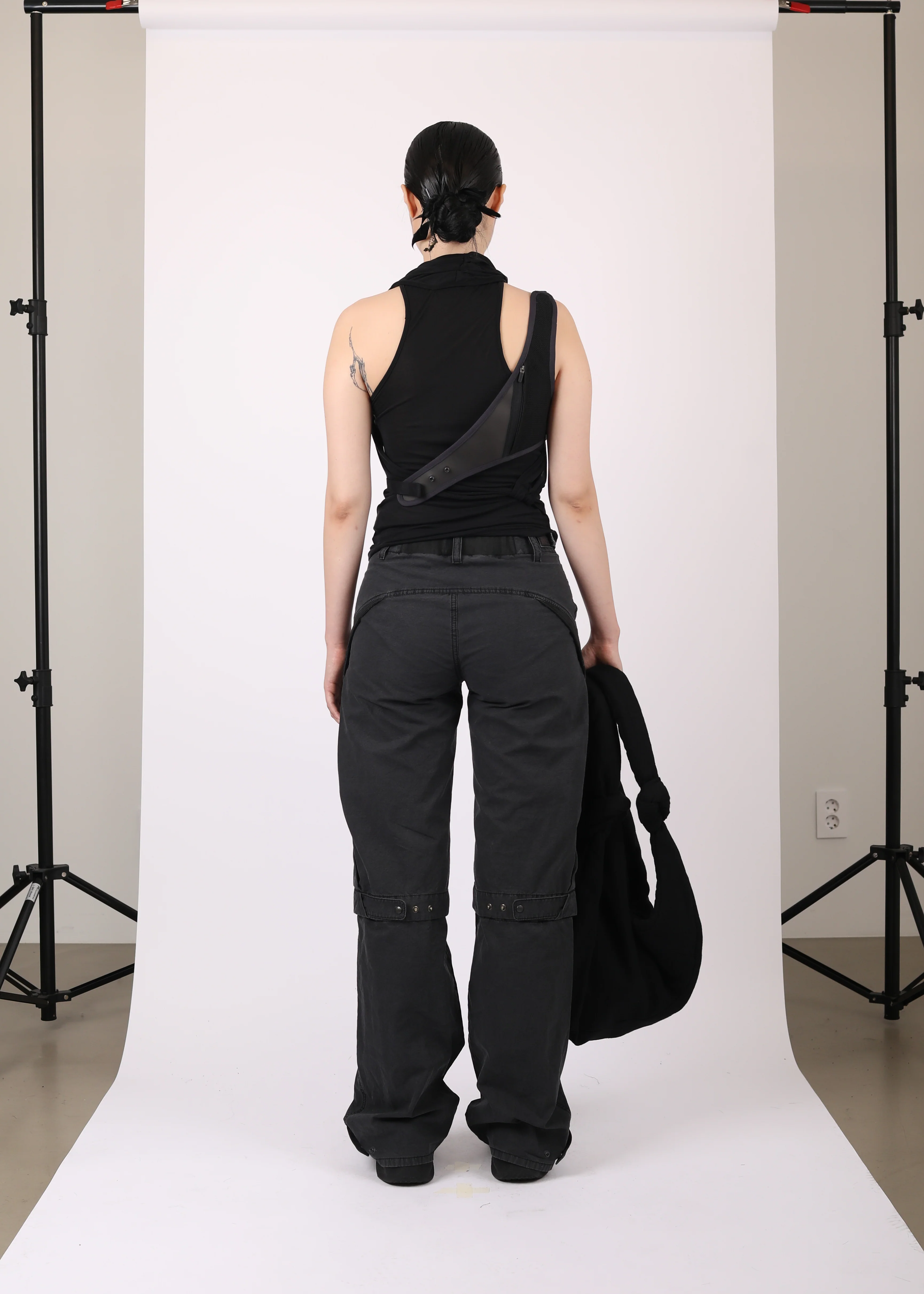 SLEEVELESS KNOT TOP w/ BACK STRAP BLACK - Image 5