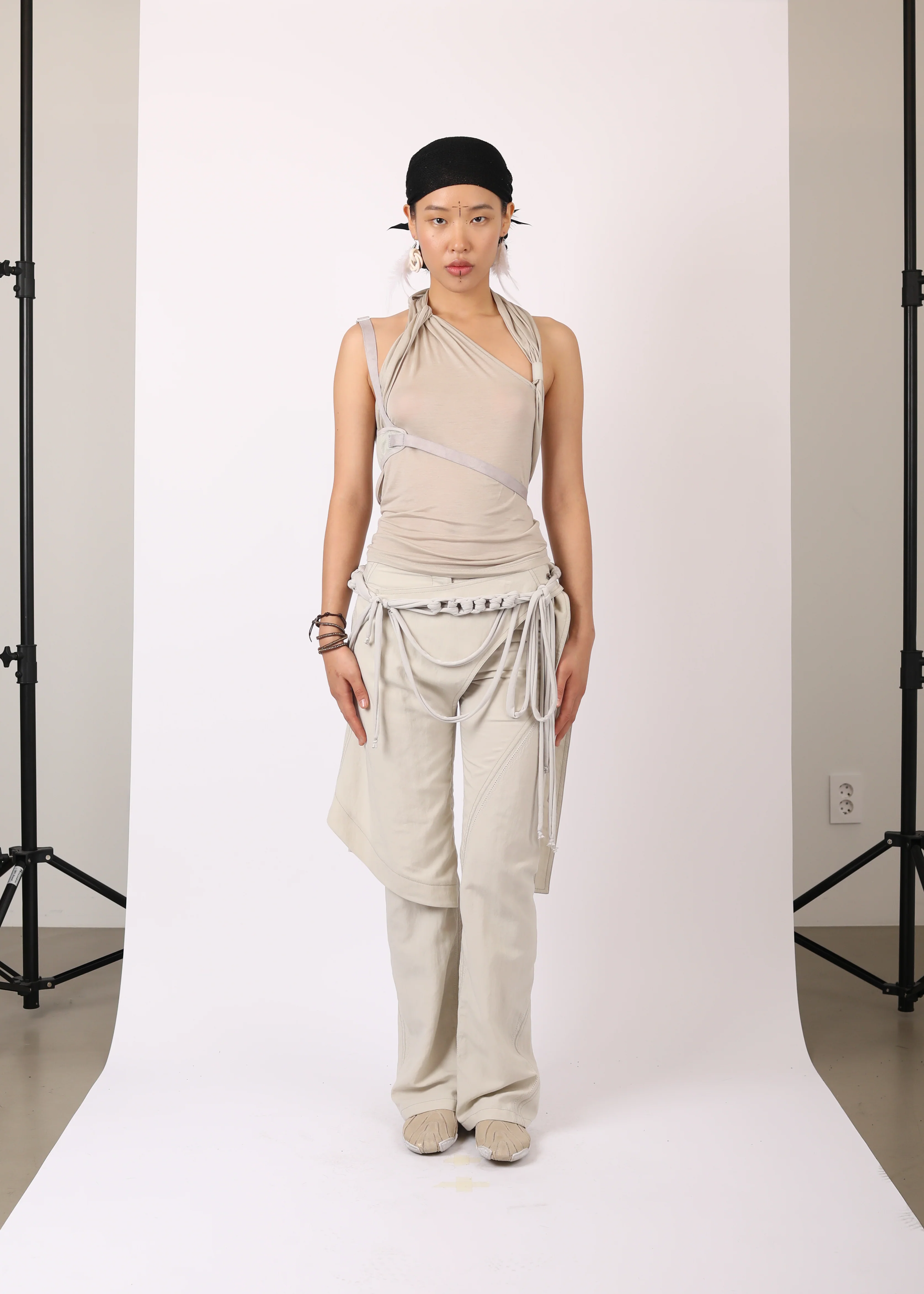 SLEEVELESS KNOT TOP w/ BACK STRAP MOSS BEIGE - Image 2