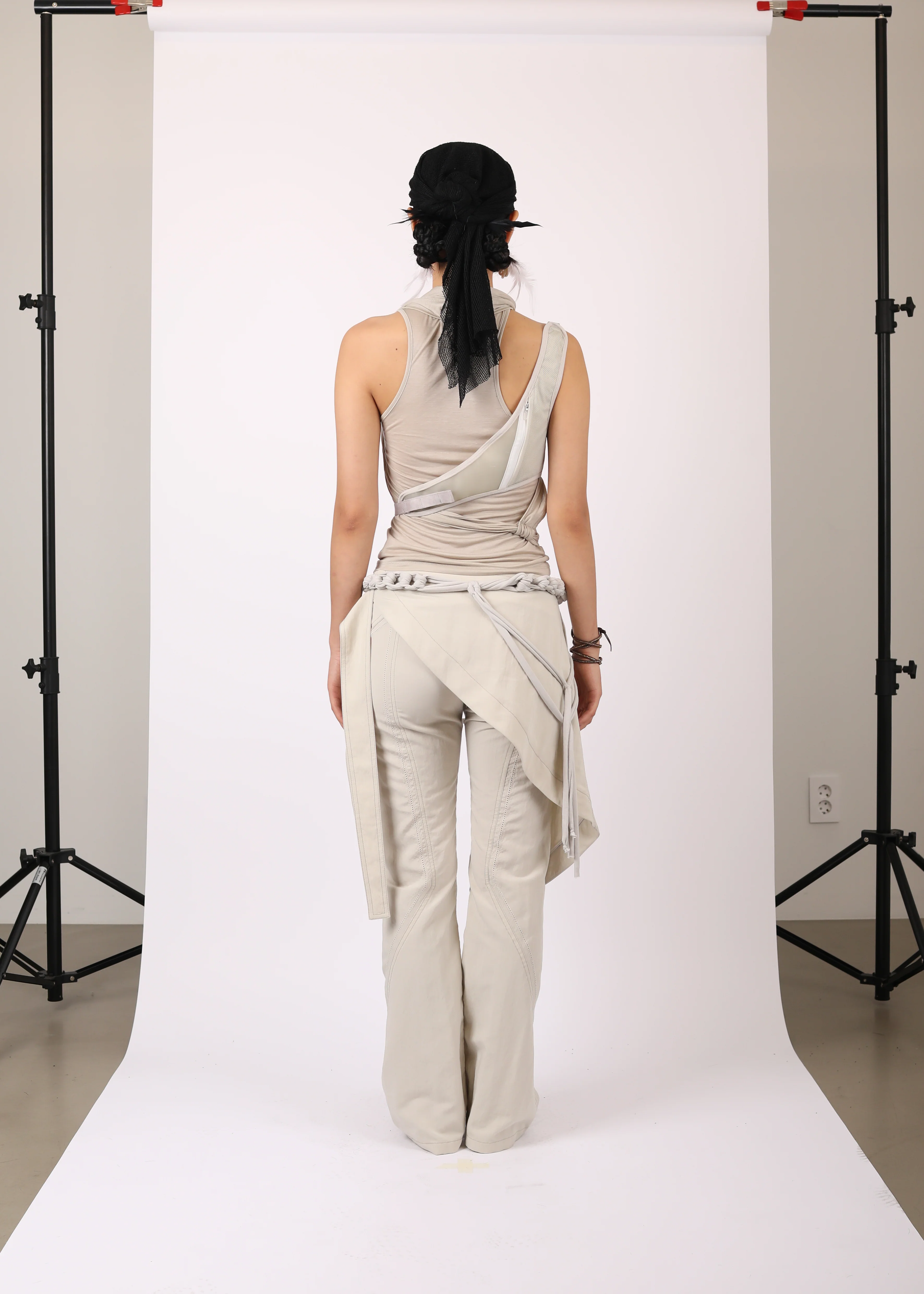 SLEEVELESS KNOT TOP w/ BACK STRAP MOSS BEIGE - Image 4