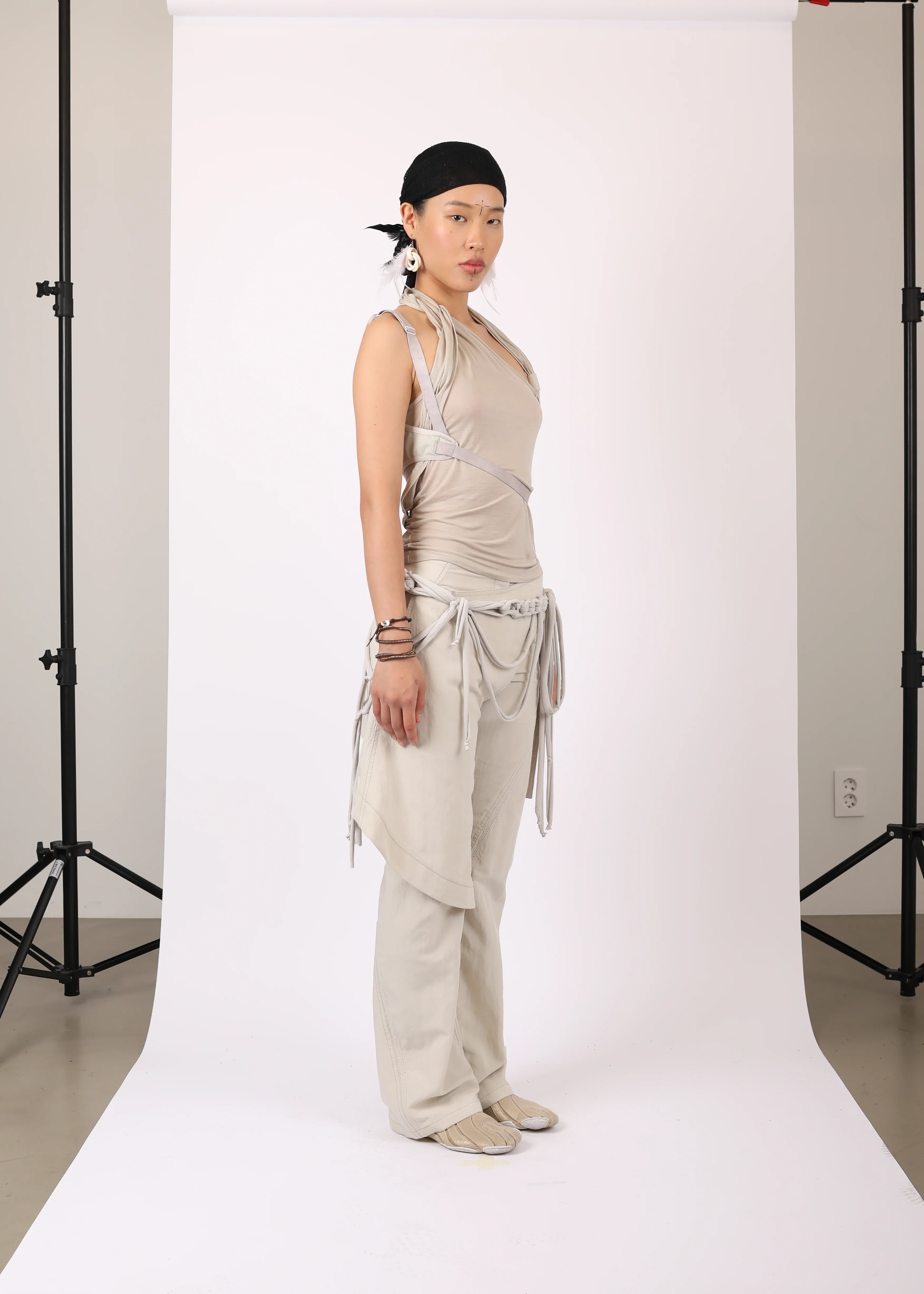 SLEEVELESS KNOT TOP w/ BACK STRAP MOSS BEIGE - Image 5