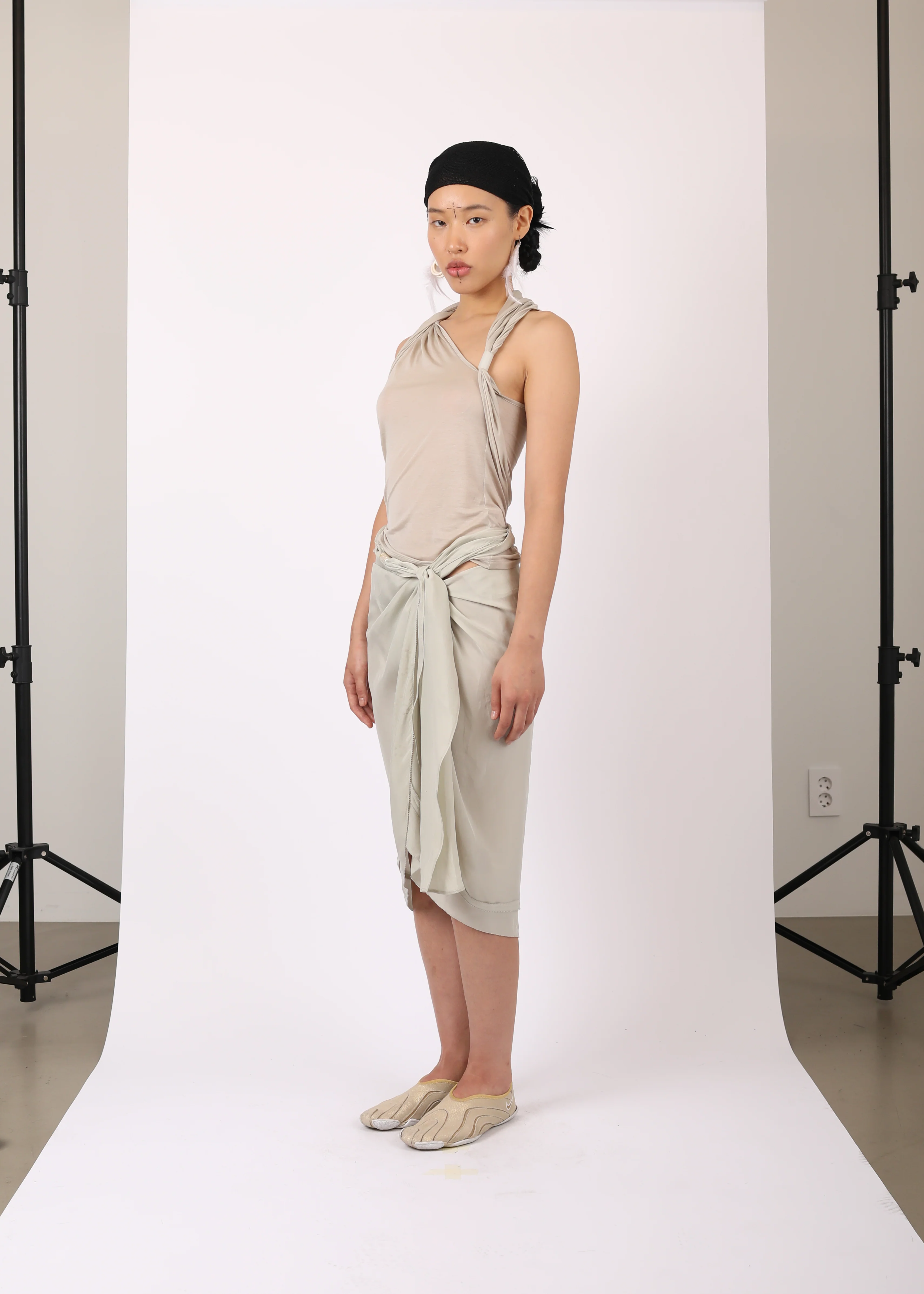 SLEEVELESS KNOT TOP w/ BACK STRAP MOSS BEIGE - Image 6