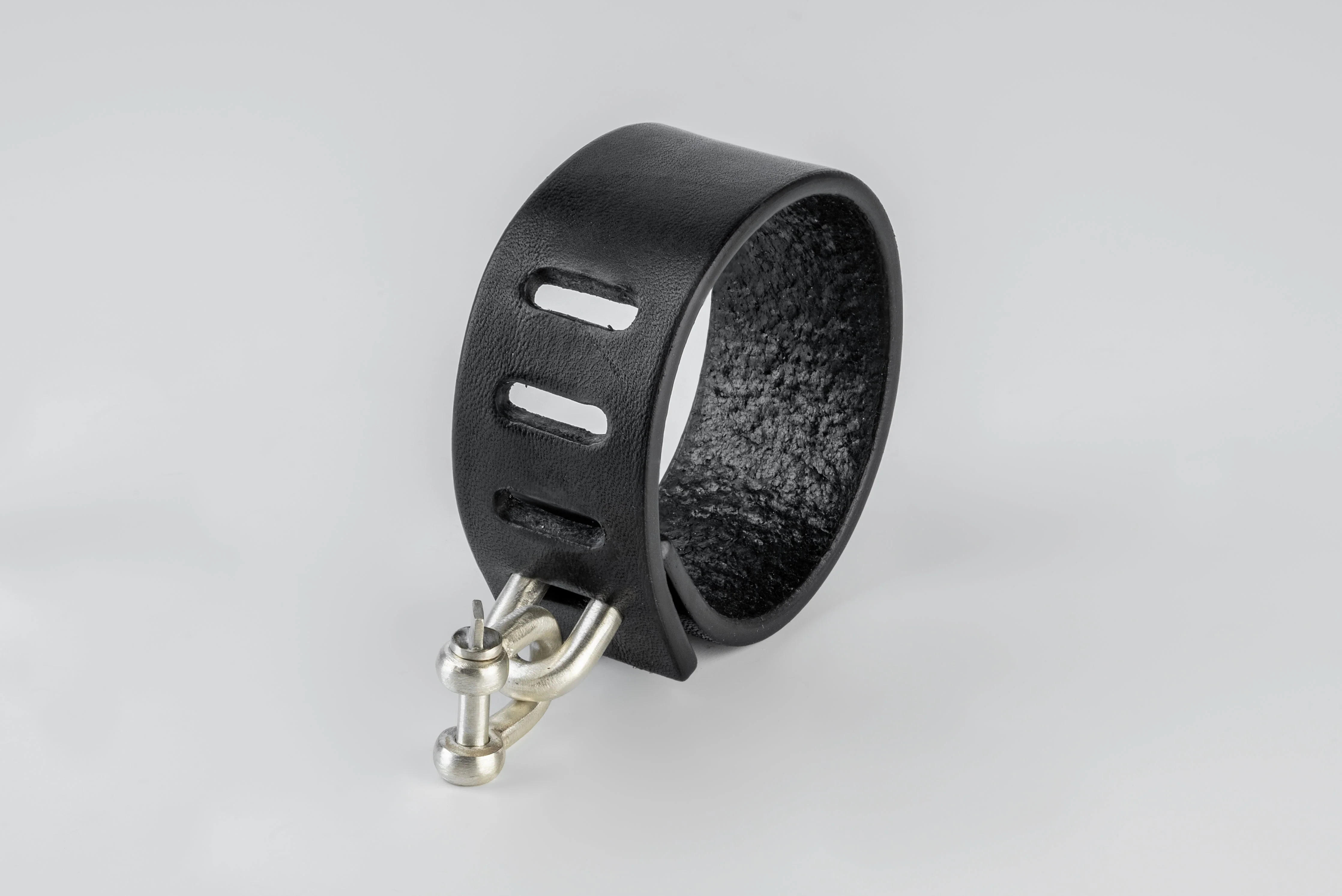 Restraint Charm Bracelet (30mm, MA+BLK) - Image 2