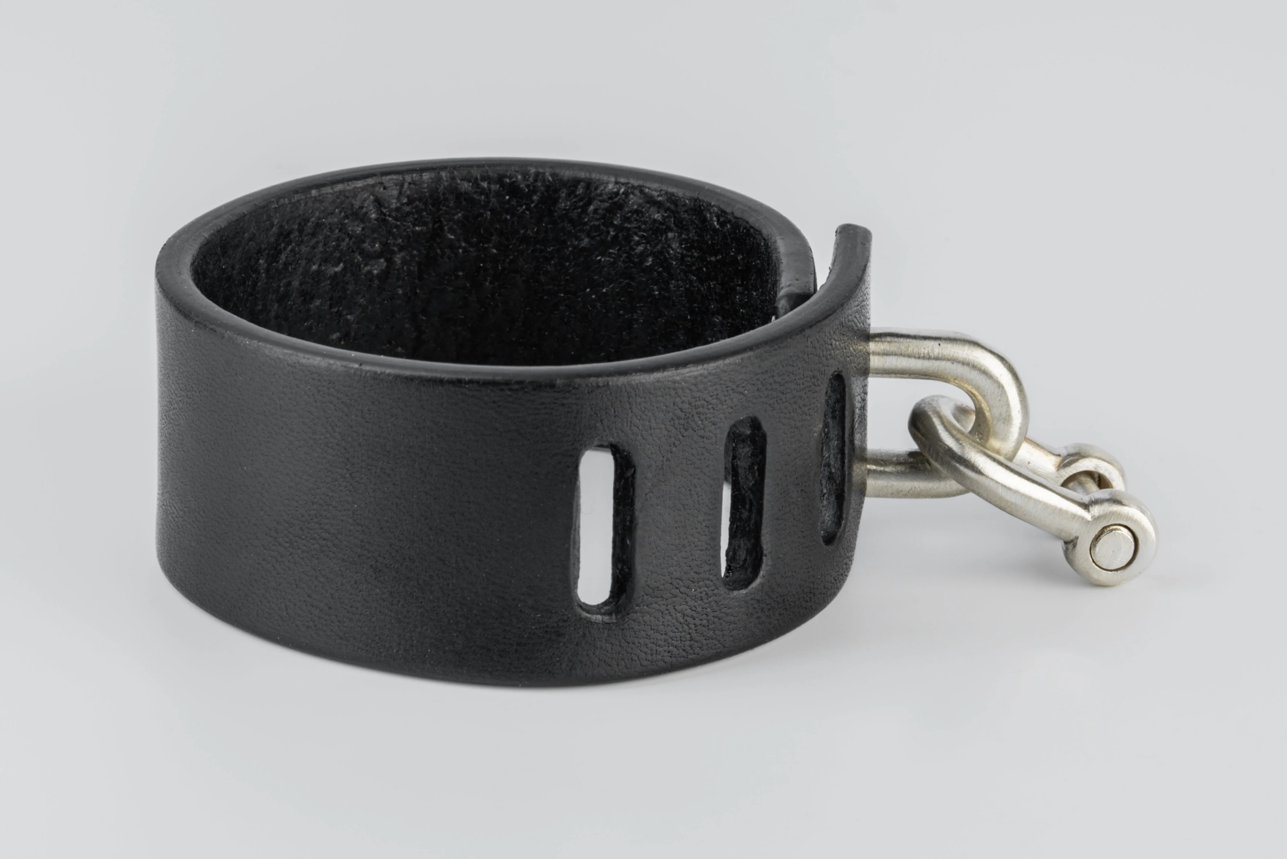 Restraint Charm Bracelet (30mm, MA+BLK) - Image 3