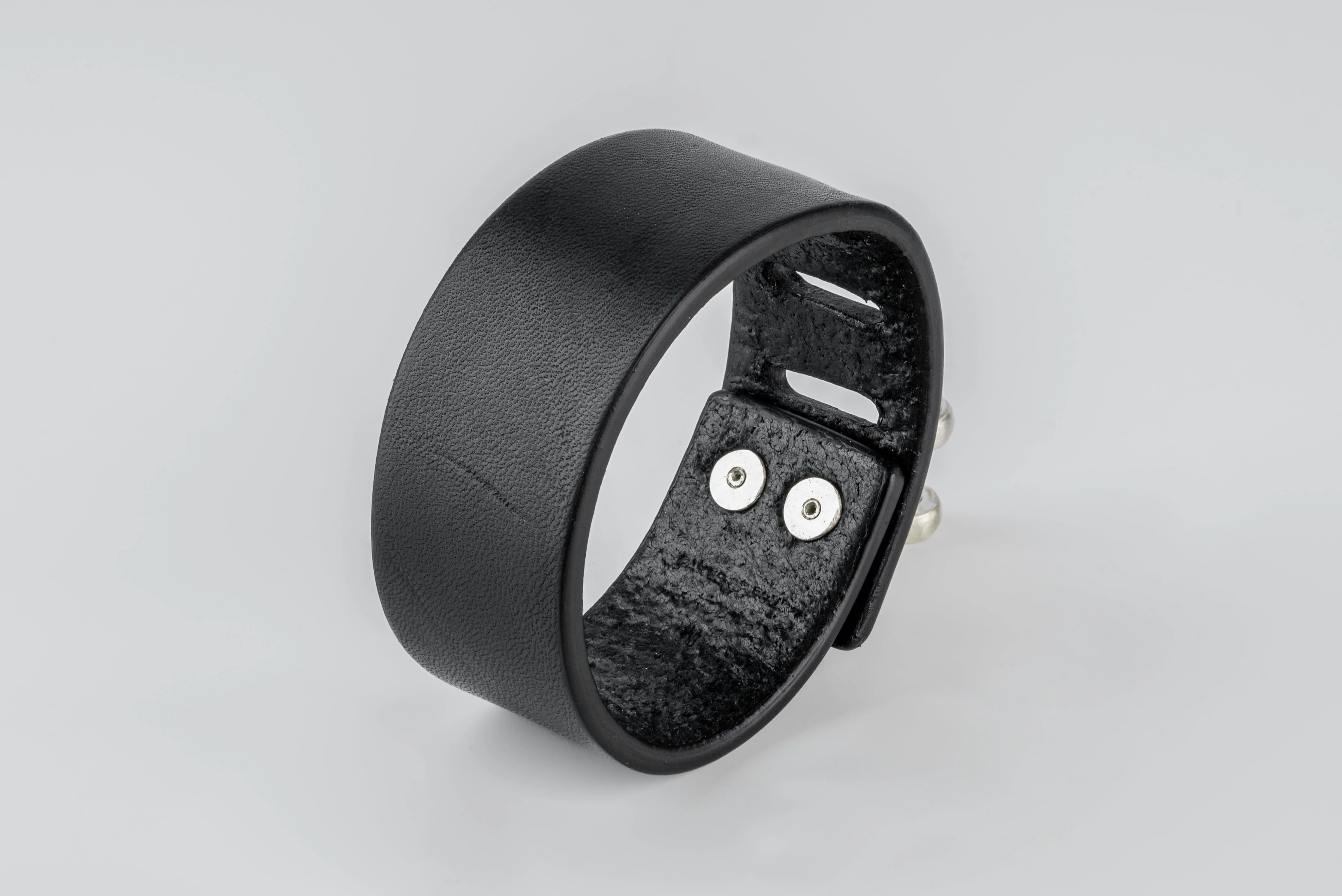 Restraint Charm Bracelet (30mm, MA+BLK) - Image 4