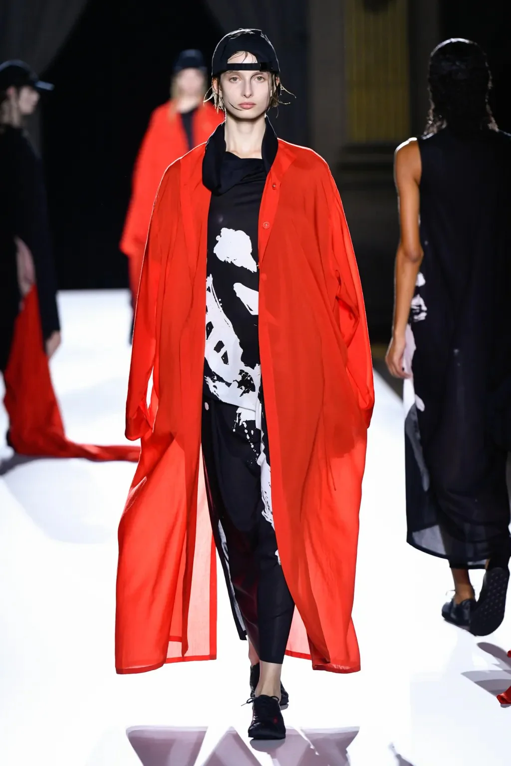 BACKSIDE SLIT LONG BLOUSE RED - Image 2